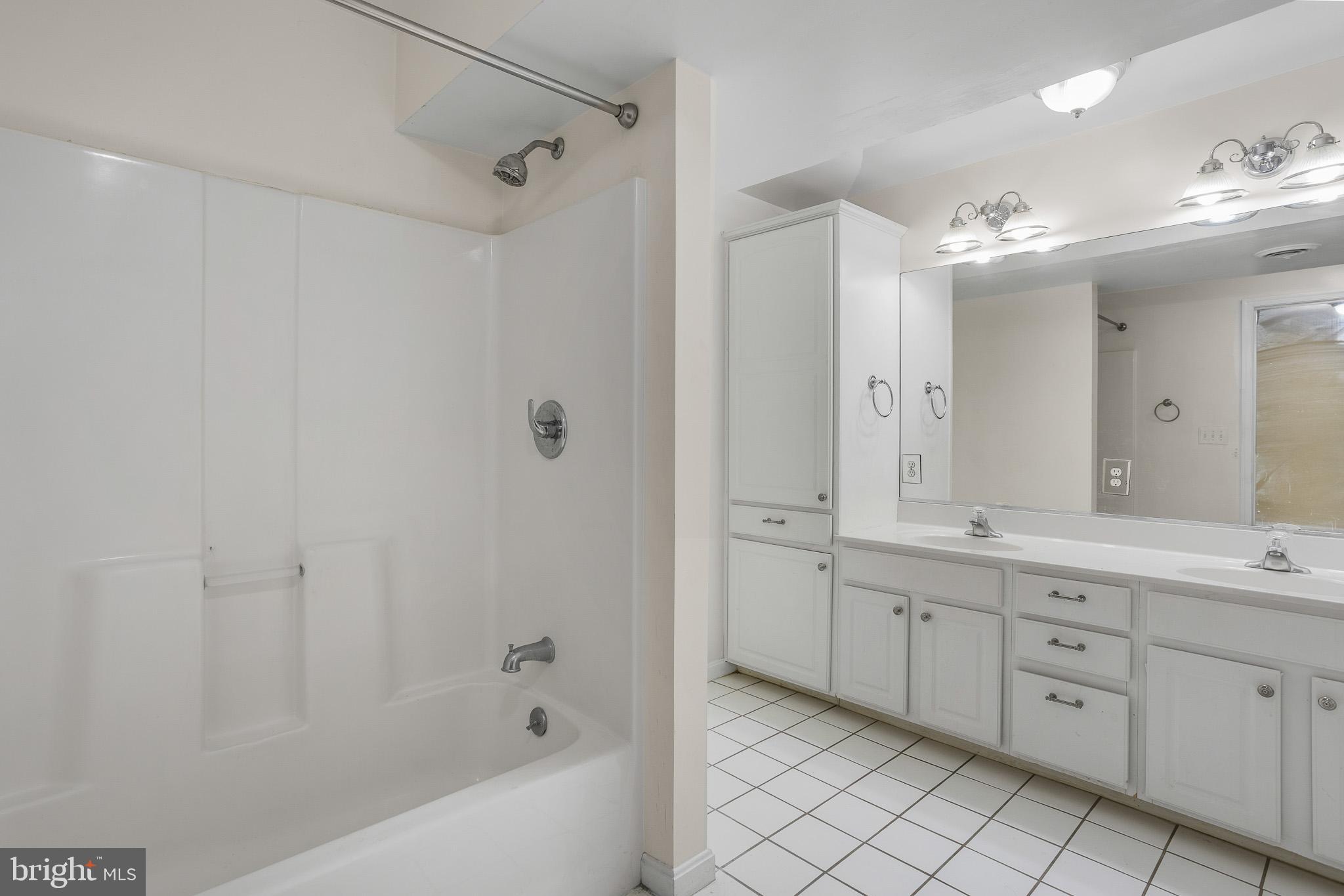 TWIN LAKES - Residential