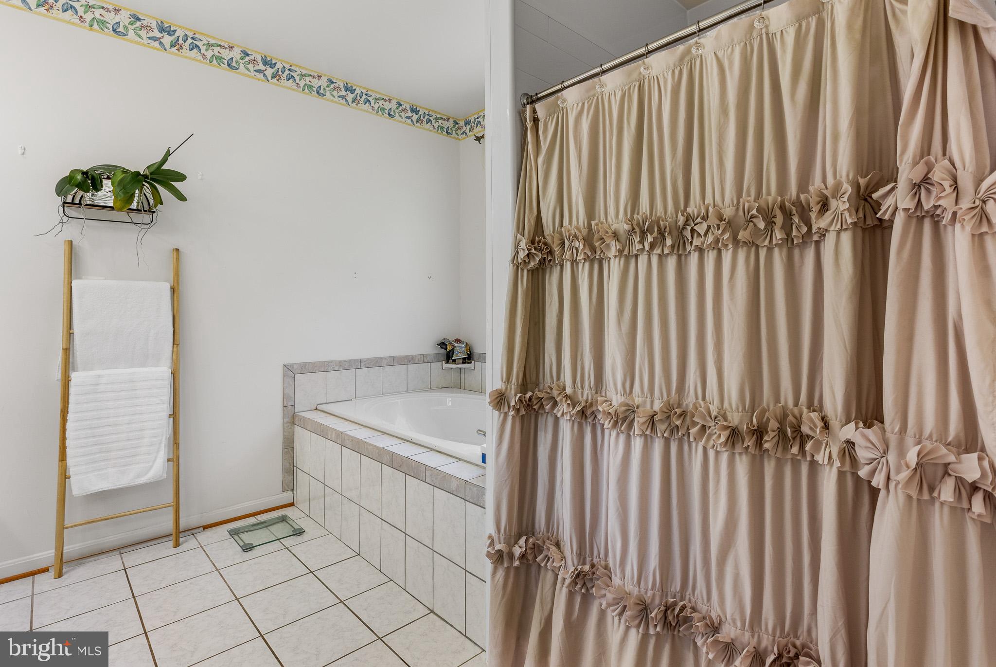 TWIN LAKES - Residential