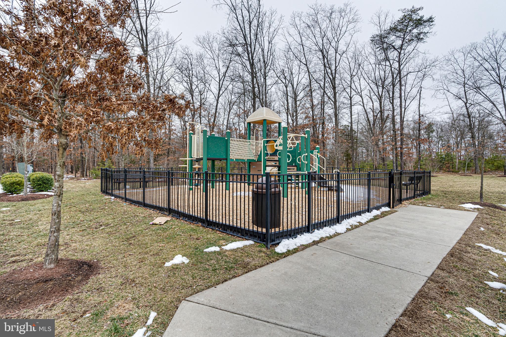 LOUDOUN CROSSING CONDOMINIUM - Residential