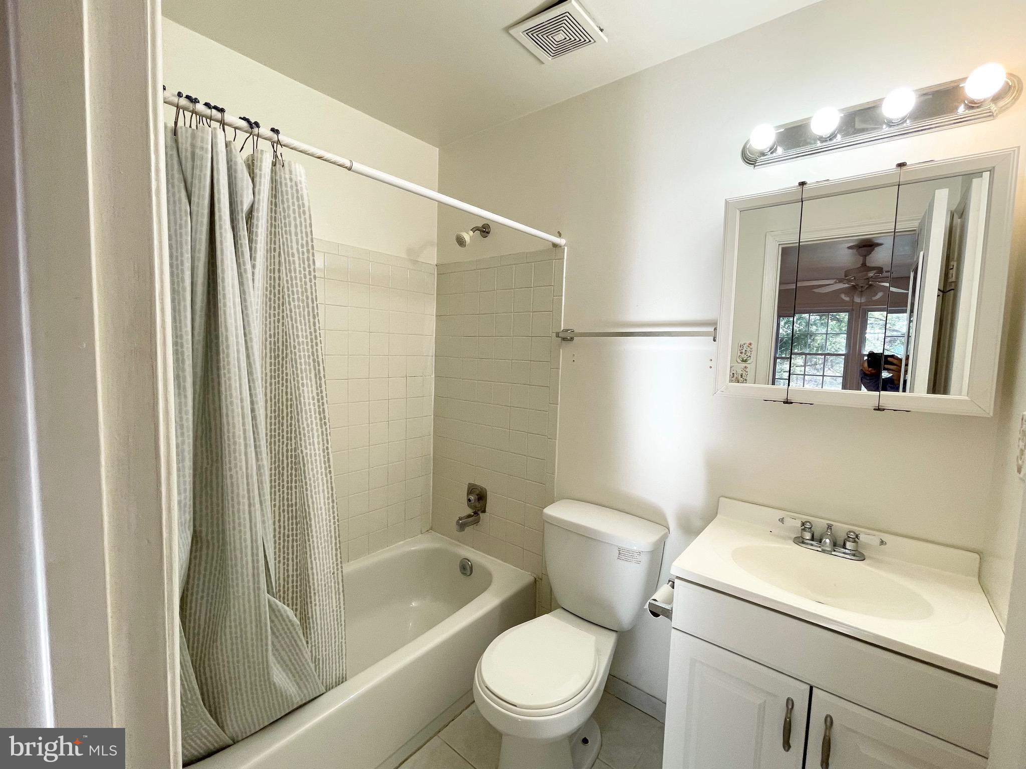 COURTS OF CHANDON - Residential Lease