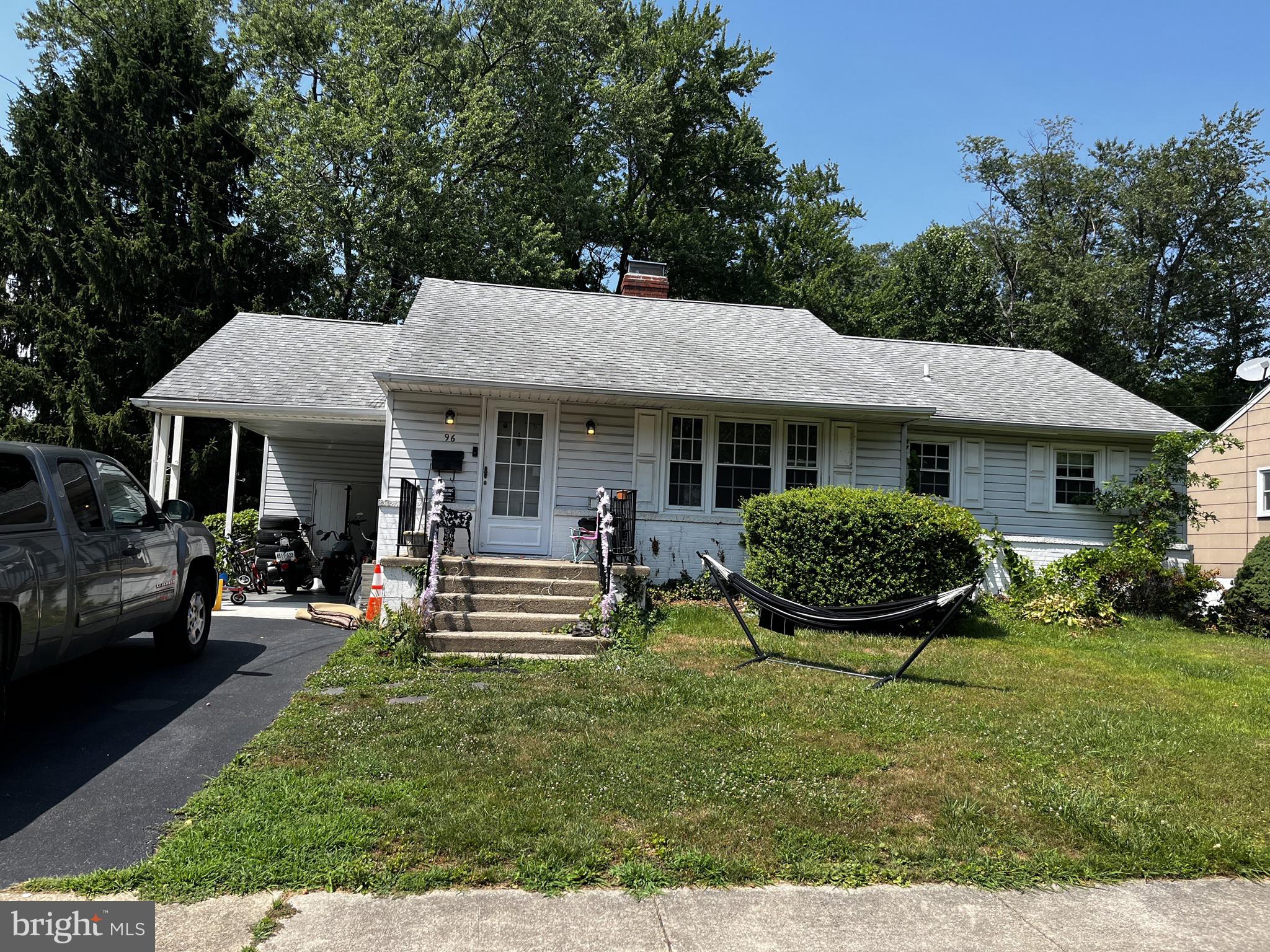 Don't miss this opportunity! *****INVESTORS***** Perfect for UD Student rental. It needs TLC, it's being Sold as is where is.