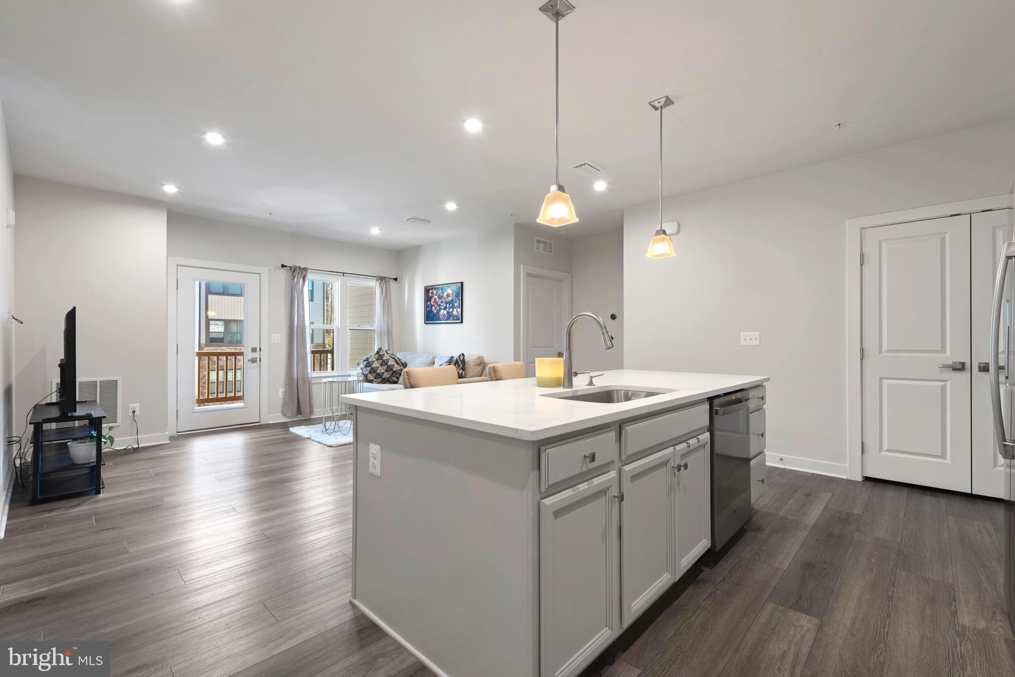 LOUDOUN VIEW CONDO FLATS - Residential Lease