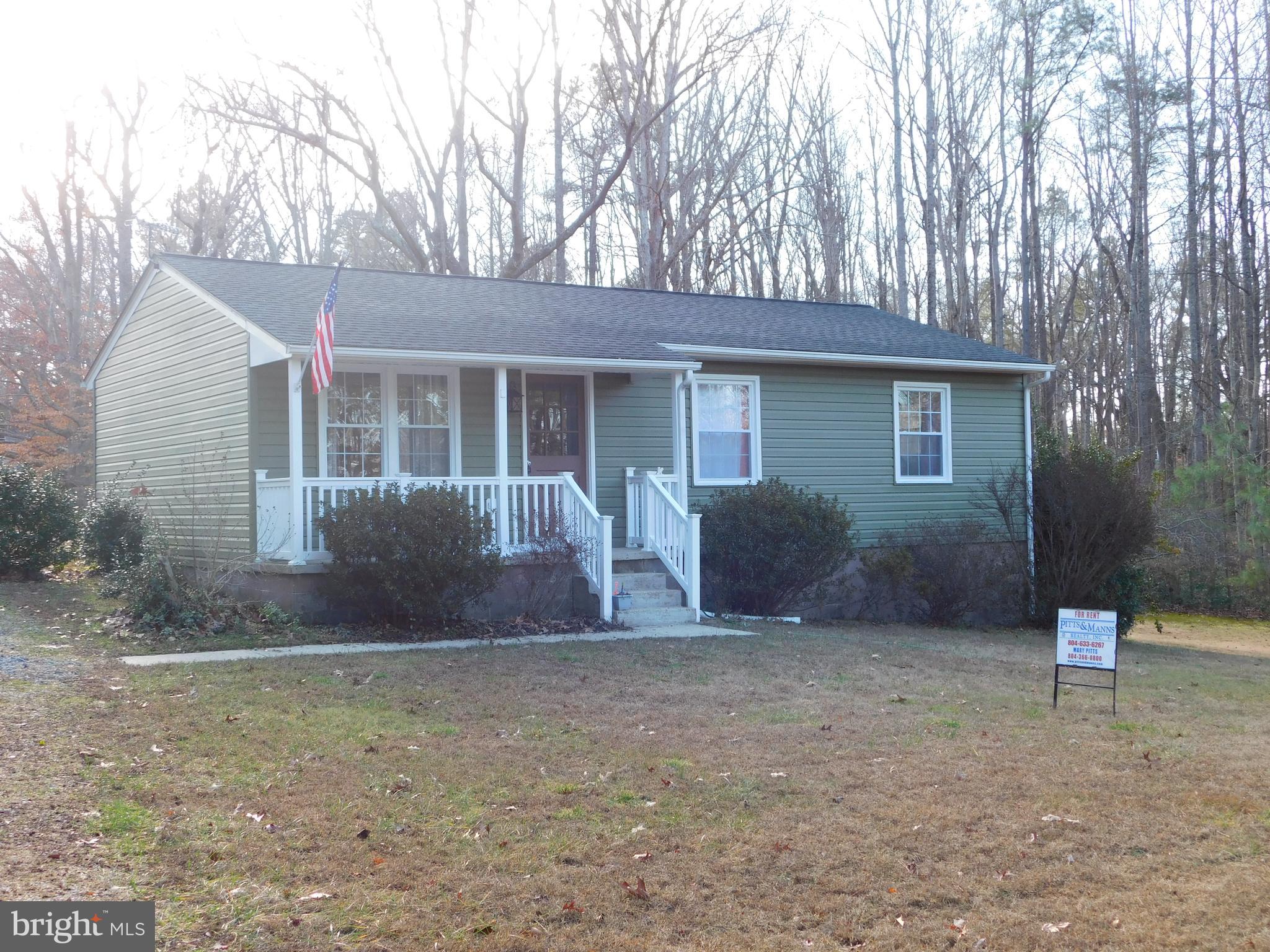 Great , Cozy rental . 3 bedrooms ,1 bath. Recent remodel, with paint and flooring. Open concept which provides for a ton of natural light. 
Huge yard with a shed. Perfect for entertaining or letting the kids have some room to run!
Centrally located not far for 95 , 301 and Carmel Church.  Within 7 minutes of downtown Bowling Green, restaurants , shopping and more.