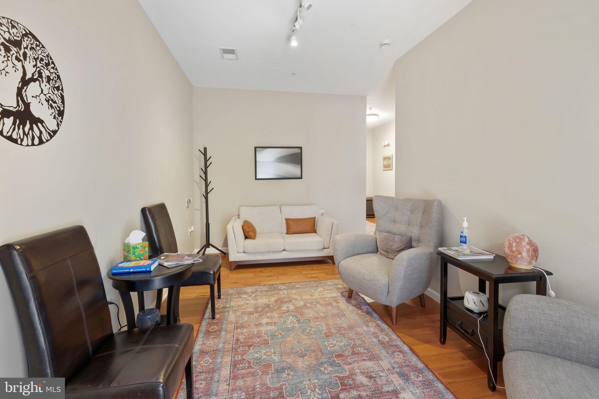 KENTLANDS - Commercial Sale