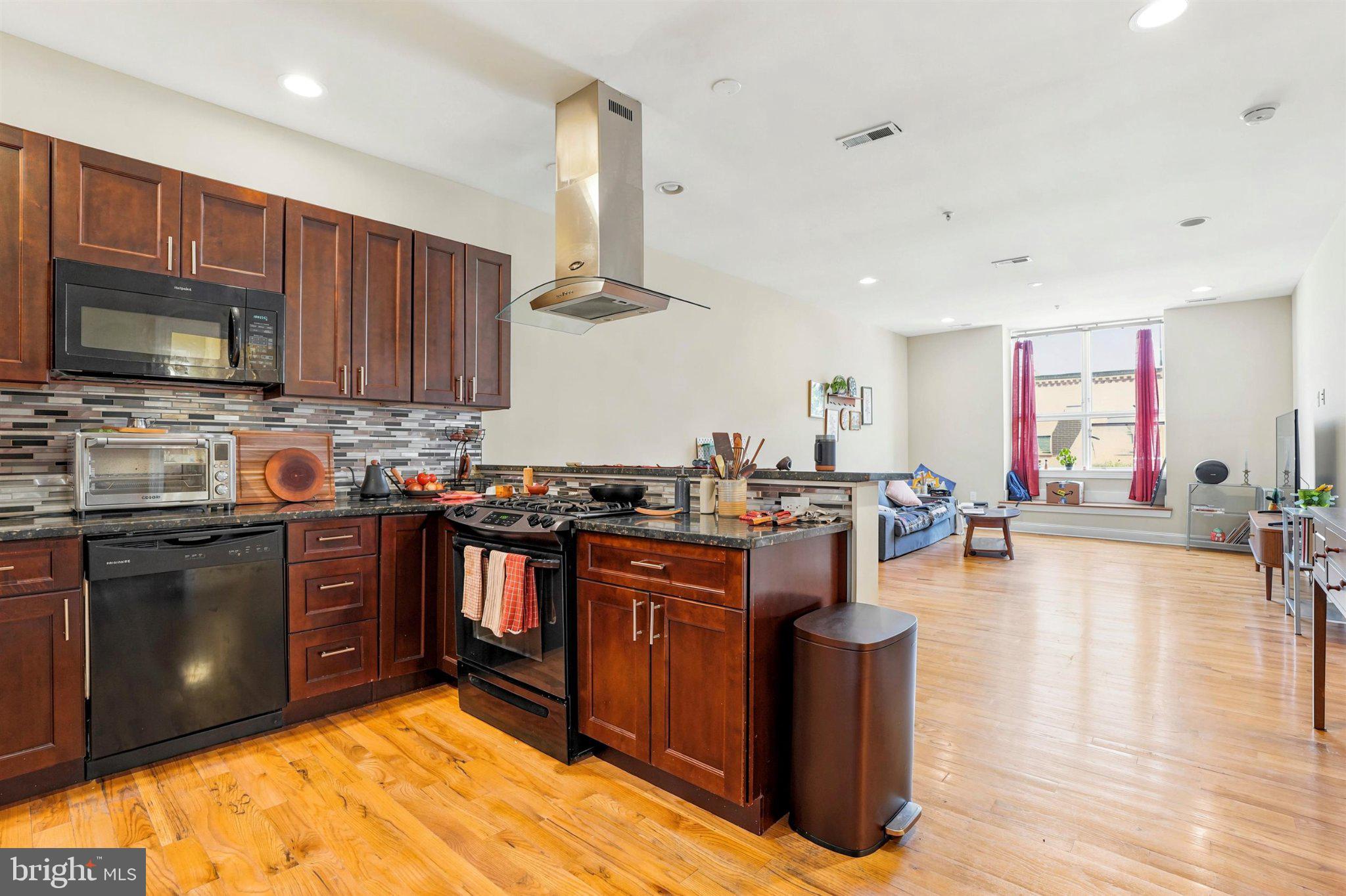 PASSYUNK SQUARE - Commercial Sale