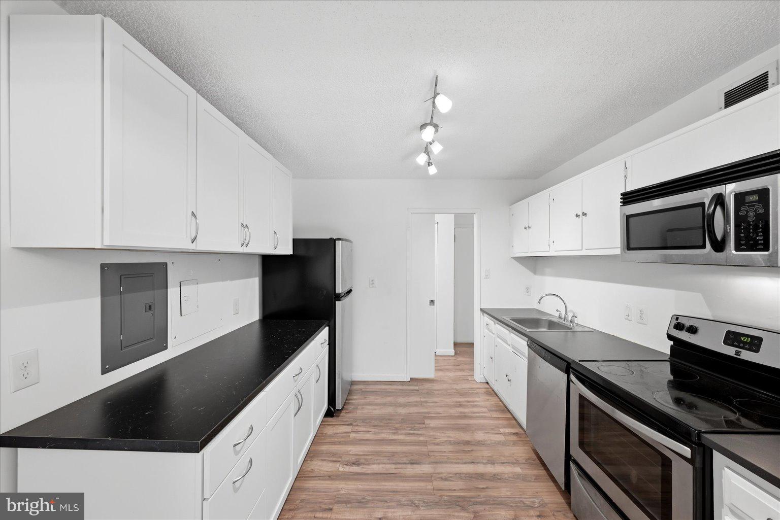 IDYLWOOD TOWERS CONDO - Residential