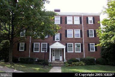 **GREAT LOCATION WITHIN FAIRLINGTON VILLAGES** PRETTY SETTING IN QUIET COURT JUST MINUTES FROM HARRIS TEETER, RESTAURANTS AND MAJOR TRANSPORTATION ACCESS** MANY BIG DOLLAR IMPROVEMENTS INCLUDE REPLACED HVAC, WINDOWS,REFRIGERATOR, WASHER & DRYER, DISHWASHER, MICROWAVE(soon to be installed) AND UPDATED BATHROOM!!**ENJOY THE TREE TOP VIEW FROM THE BALCONY AND ALL WINDOWS!!** DON'T LET YOUR BUYER MISS THE CHANCE TO PUT THEIR PERSONAL TOUCH ON THIS PERFECTLY LOCATED HOME!!
TENANT OCCUPIED UNTIL THE END OF JANUARY....SHOW AND SELL!!
PHOTOS FROM PREVIOUS LISTING DUE TO TENANT IN PROCESS OF MOVING.....