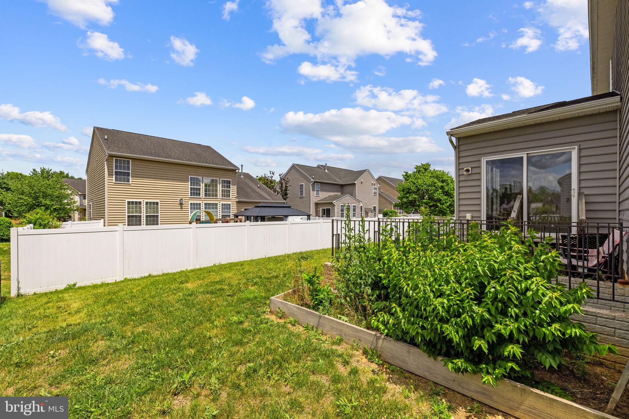 VILLAGE OF WASHINGTON TRAIL - Residential