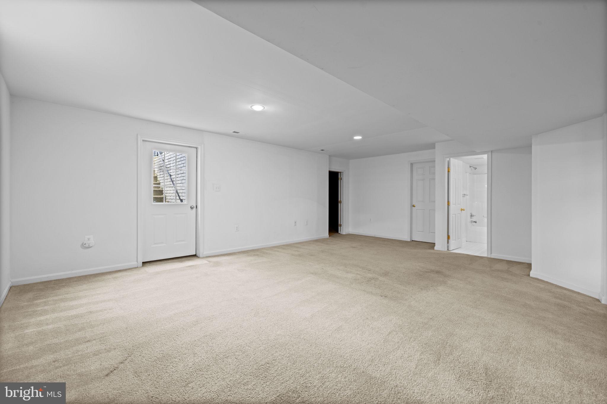 VILLAGE OF WASHINGTON TRAIL - Residential
