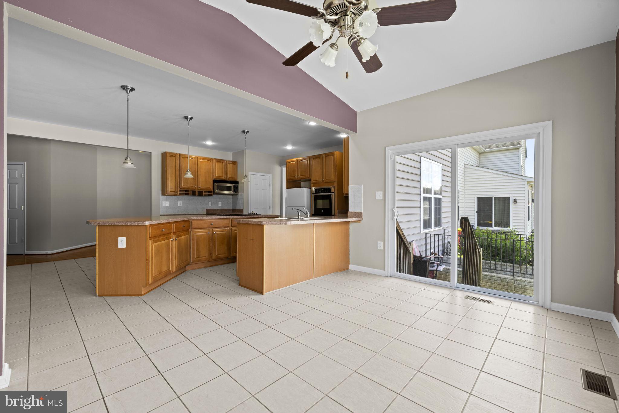 VILLAGE OF WASHINGTON TRAIL - Residential