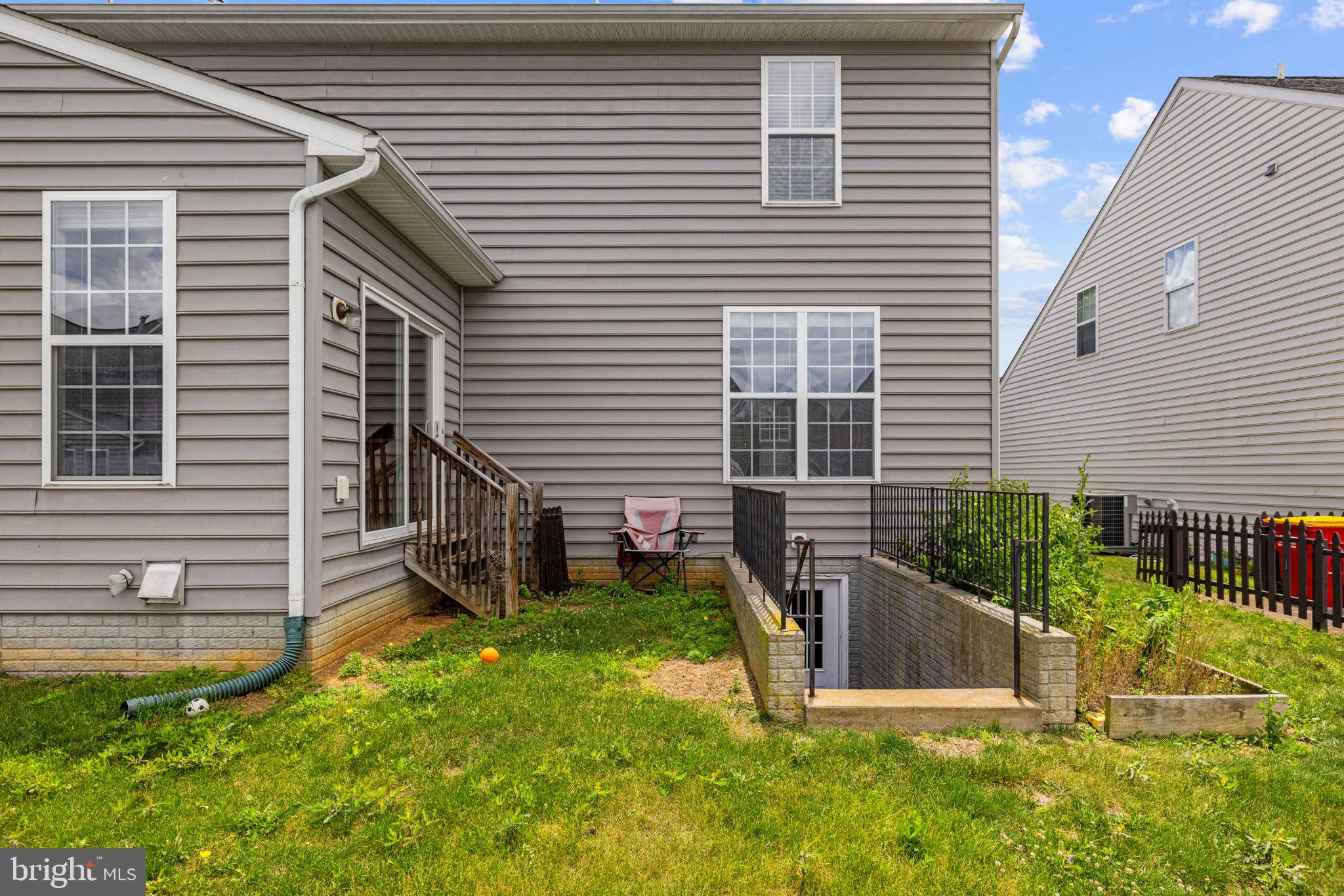 VILLAGE OF WASHINGTON TRAIL - Residential