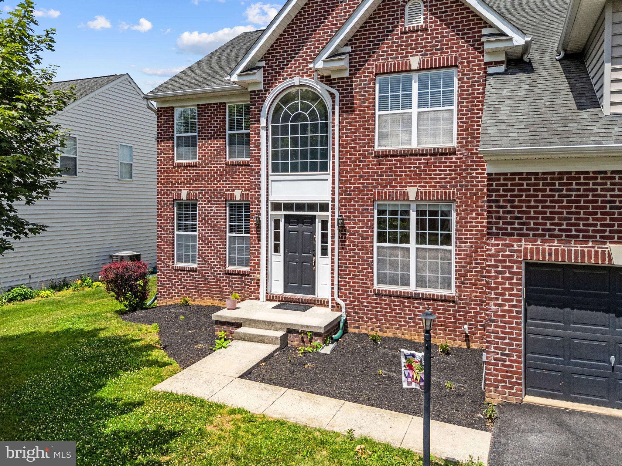 VILLAGE OF WASHINGTON TRAIL - Residential