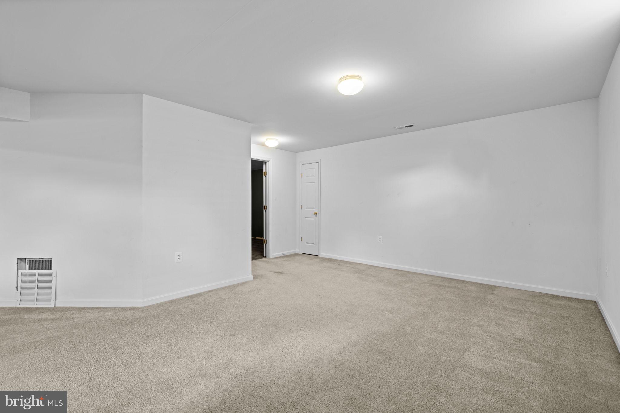 VILLAGE OF WASHINGTON TRAIL - Residential