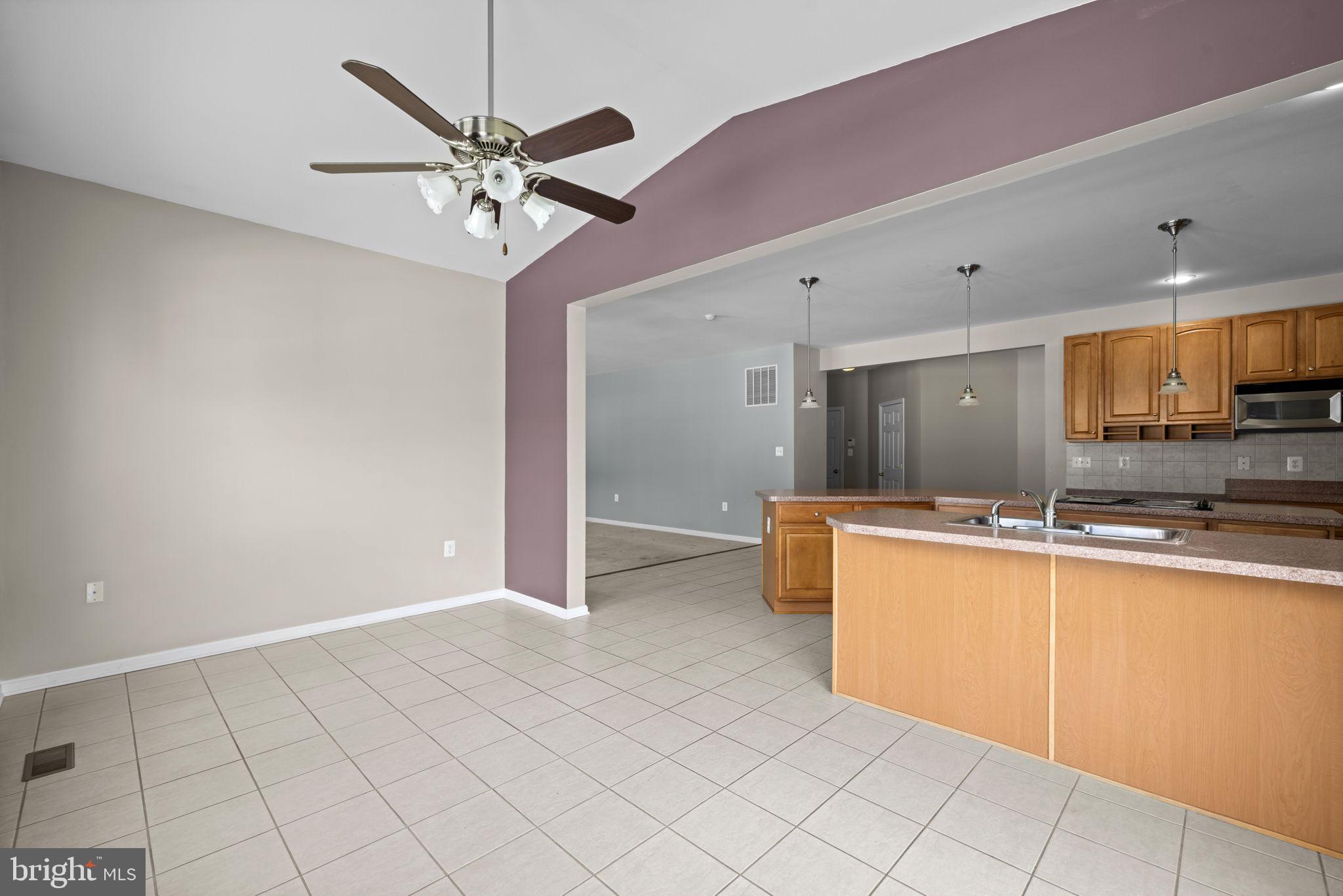 VILLAGE OF WASHINGTON TRAIL - Residential