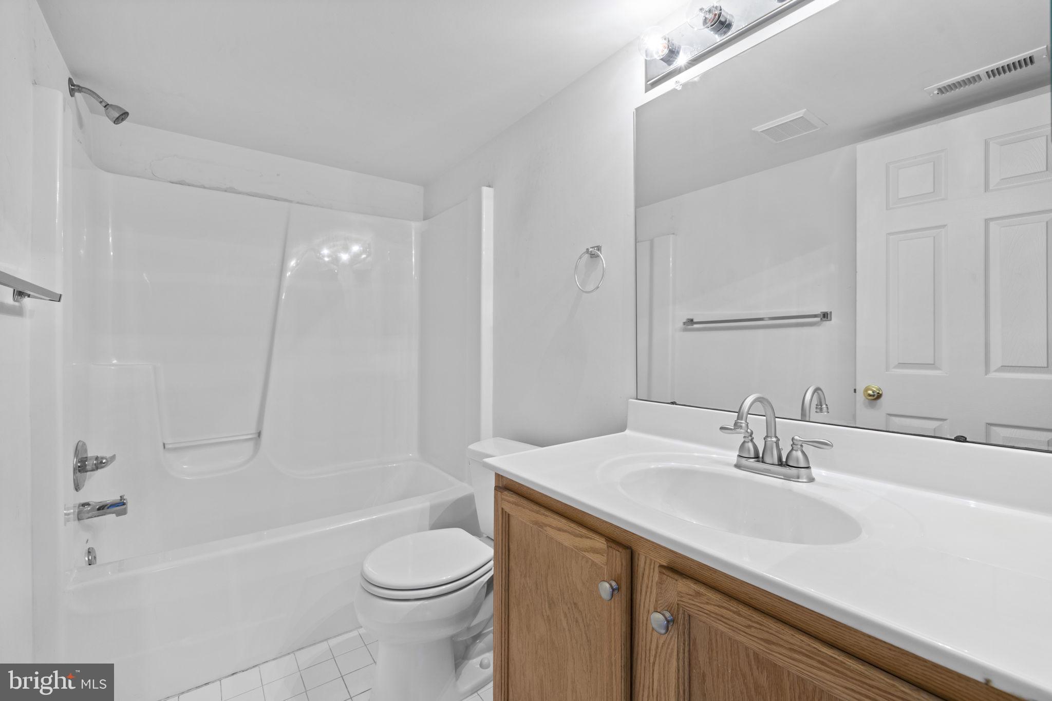 VILLAGE OF WASHINGTON TRAIL - Residential