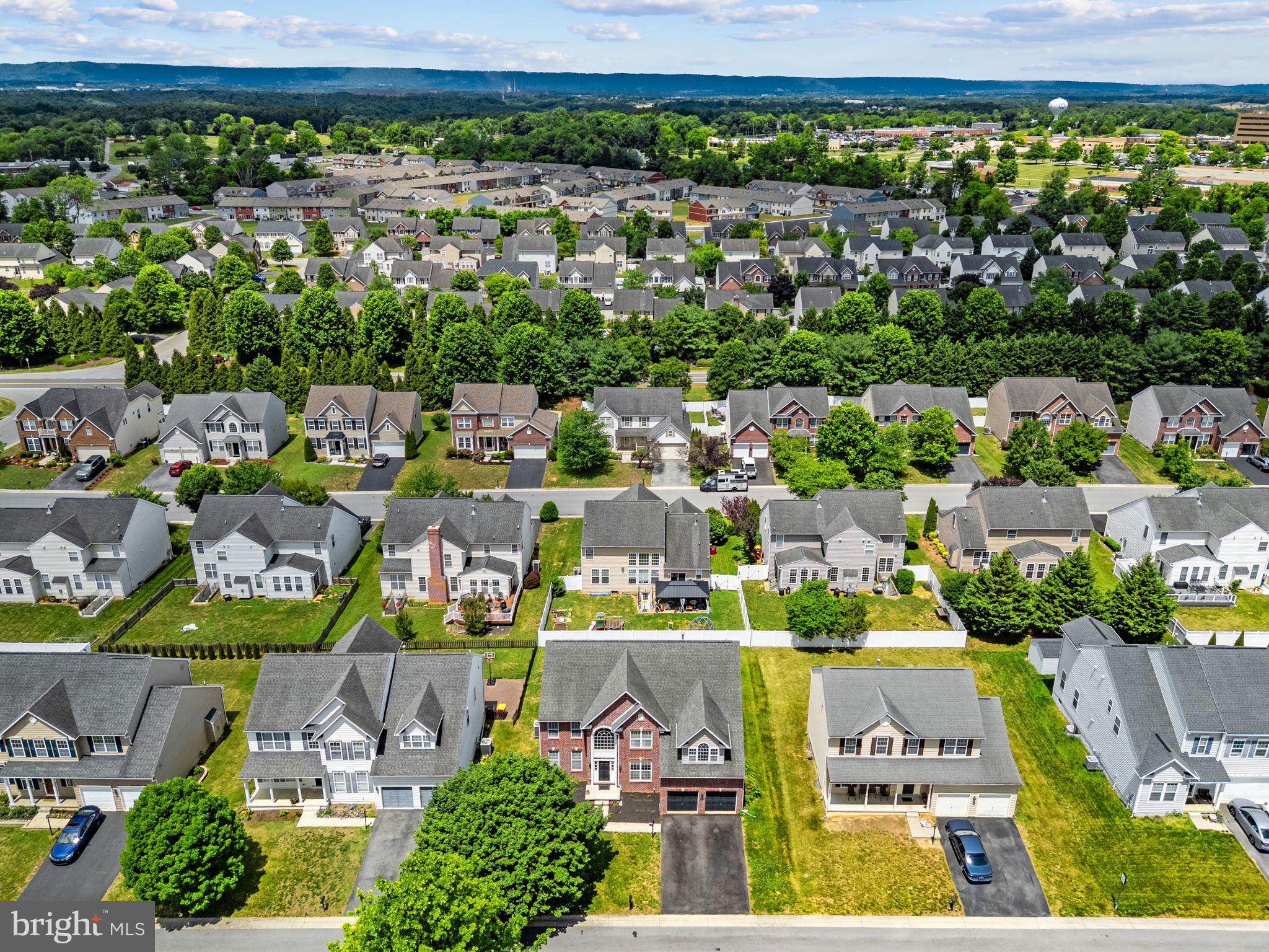 VILLAGE OF WASHINGTON TRAIL - Residential