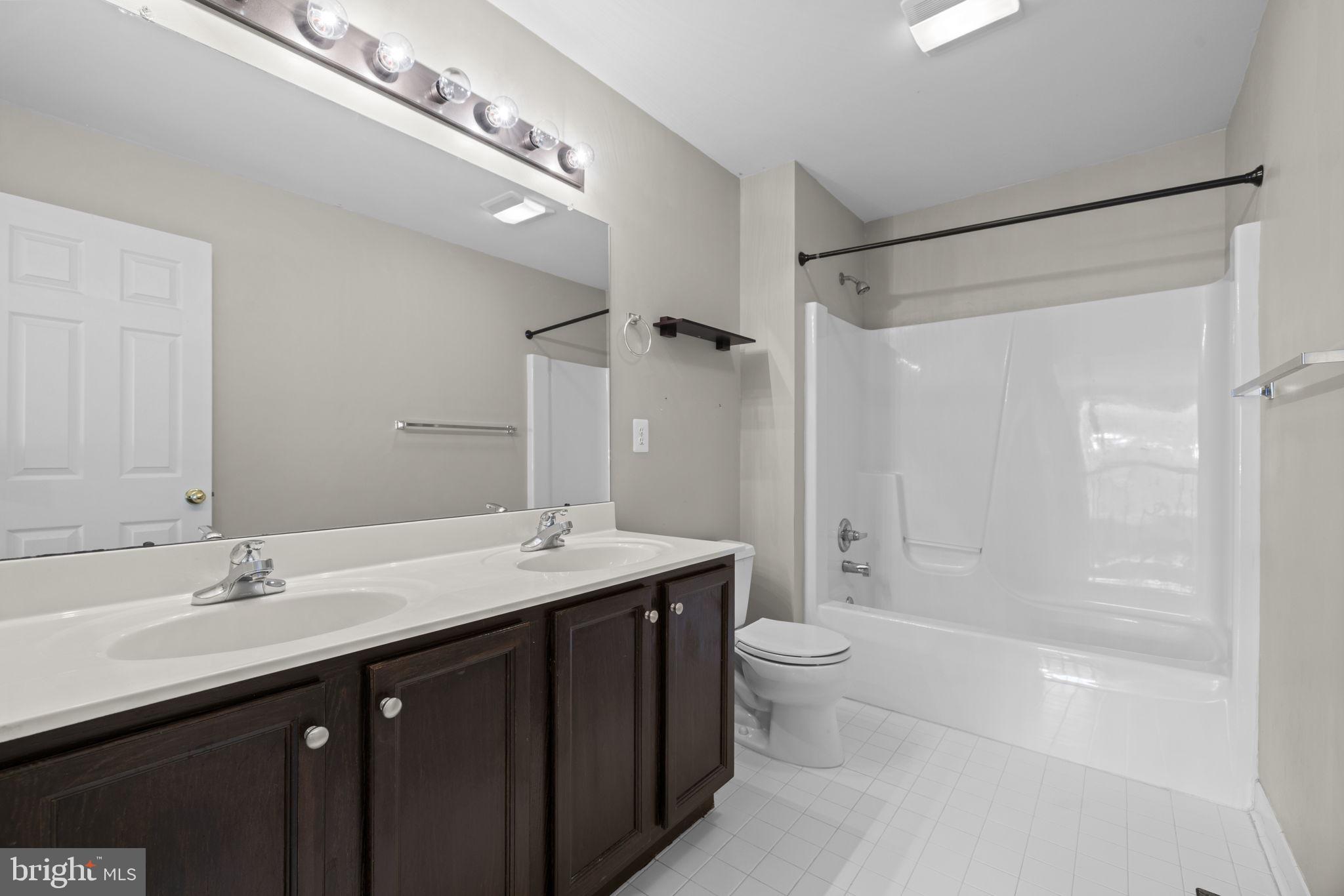 VILLAGE OF WASHINGTON TRAIL - Residential