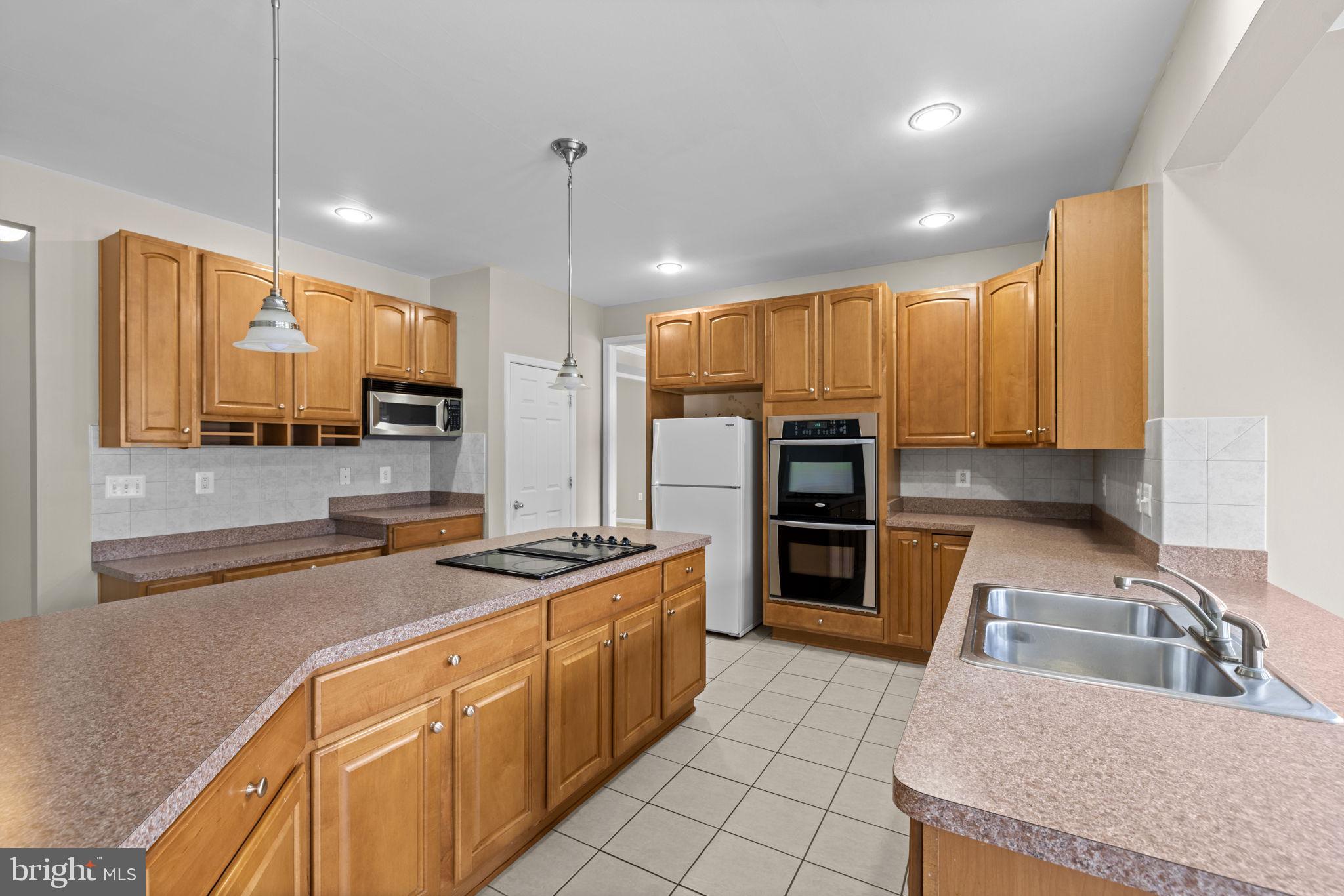 VILLAGE OF WASHINGTON TRAIL - Residential