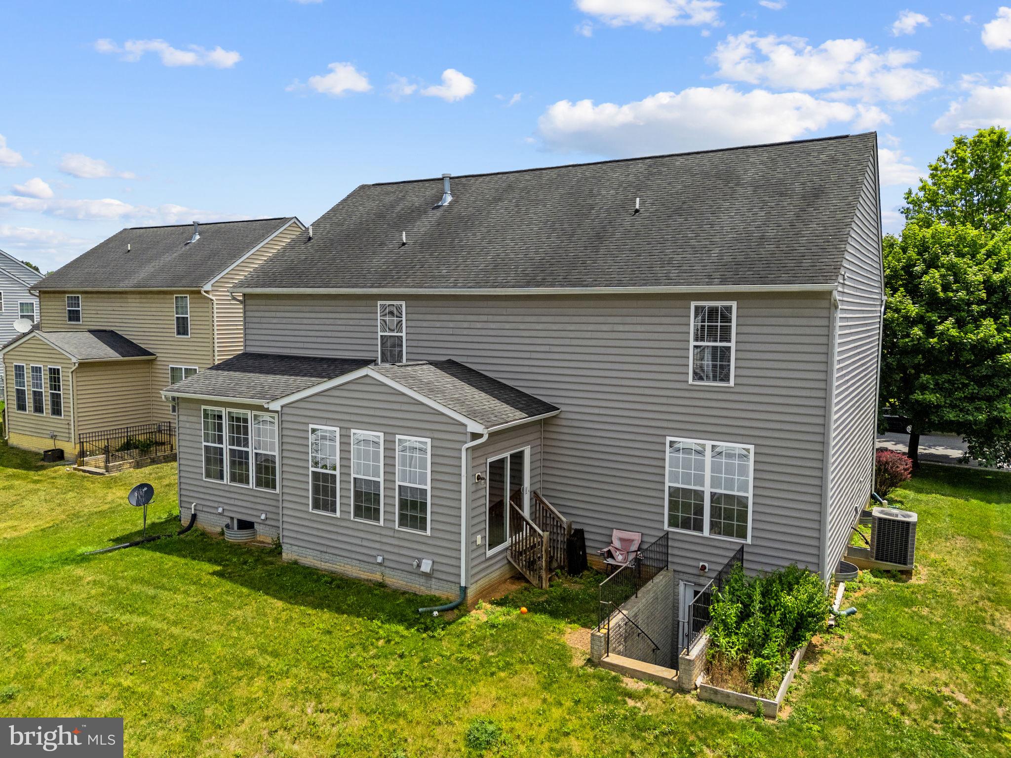 VILLAGE OF WASHINGTON TRAIL - Residential