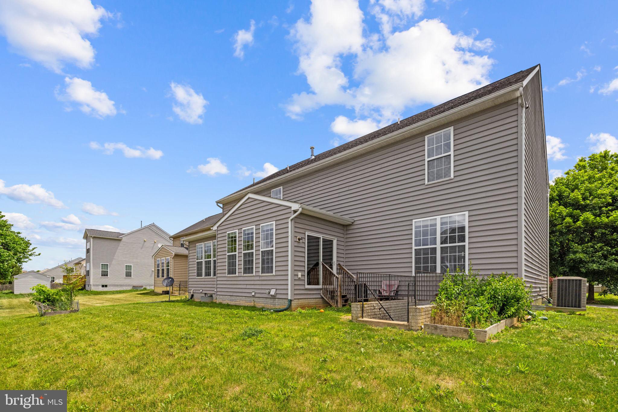VILLAGE OF WASHINGTON TRAIL - Residential