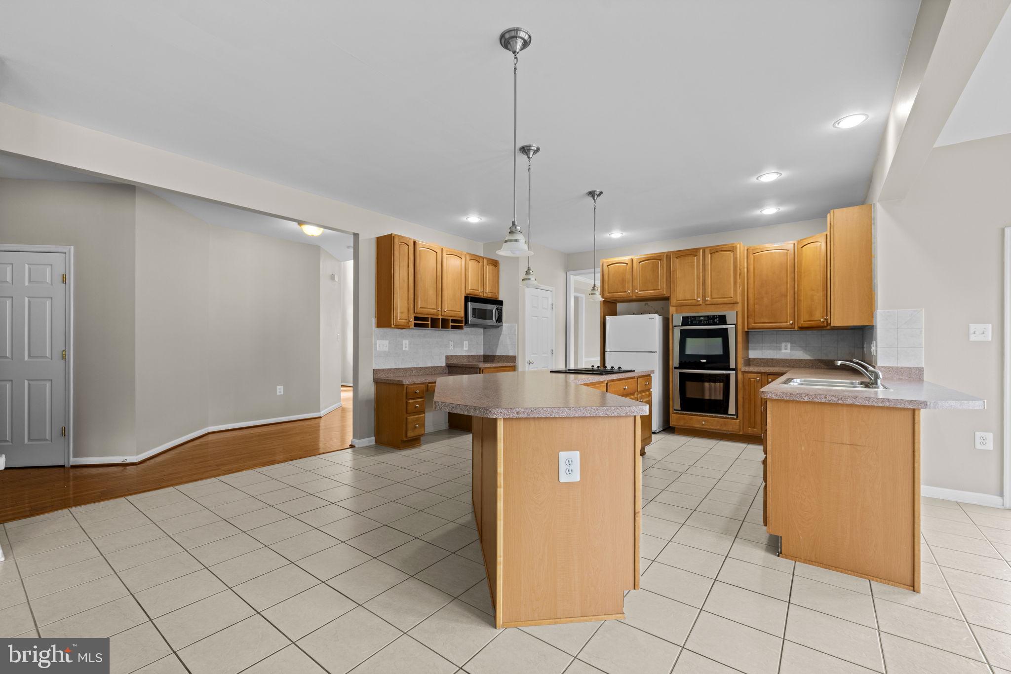 VILLAGE OF WASHINGTON TRAIL - Residential