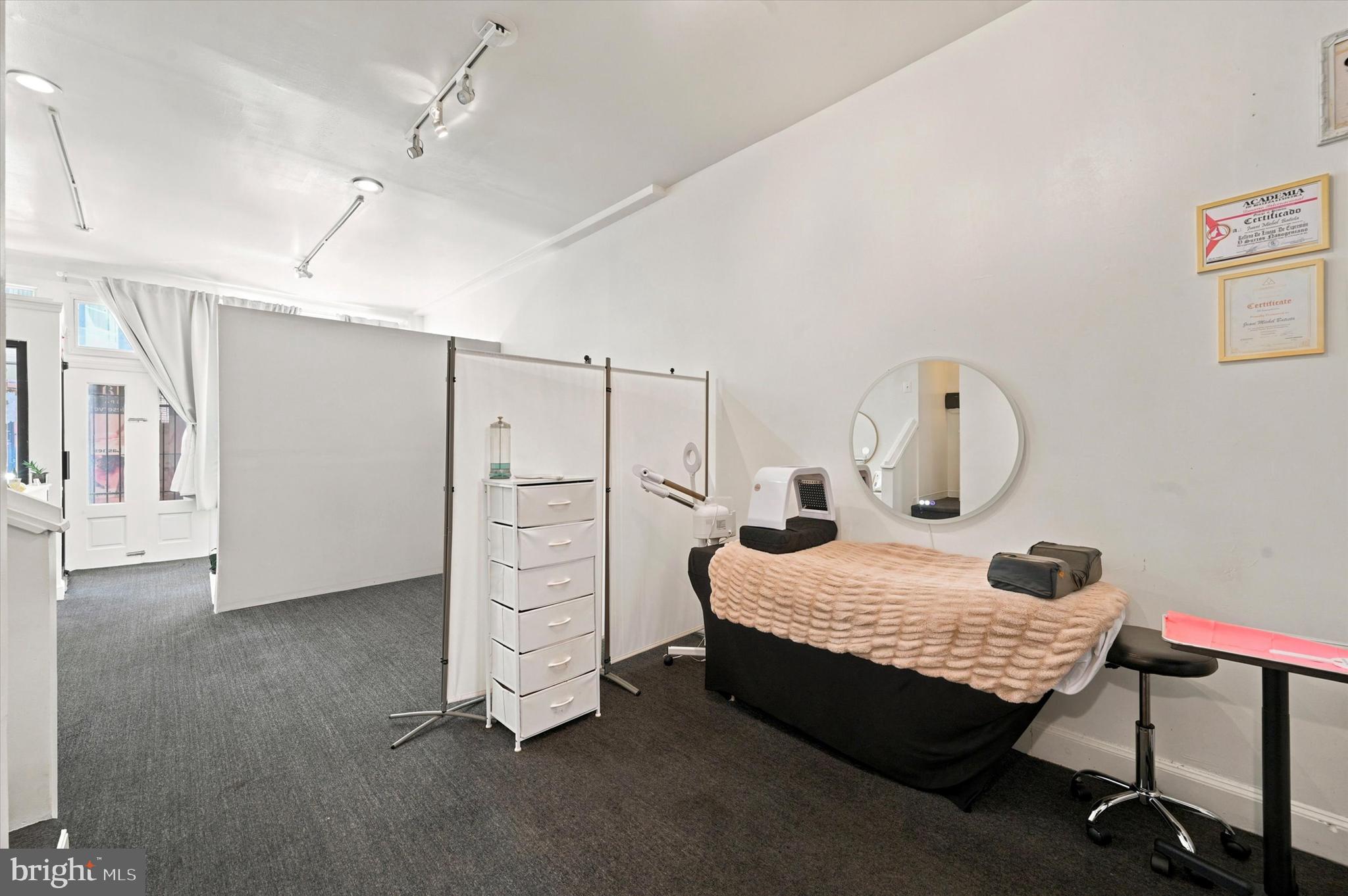 QUEEN VILLAGE - Commercial Sale