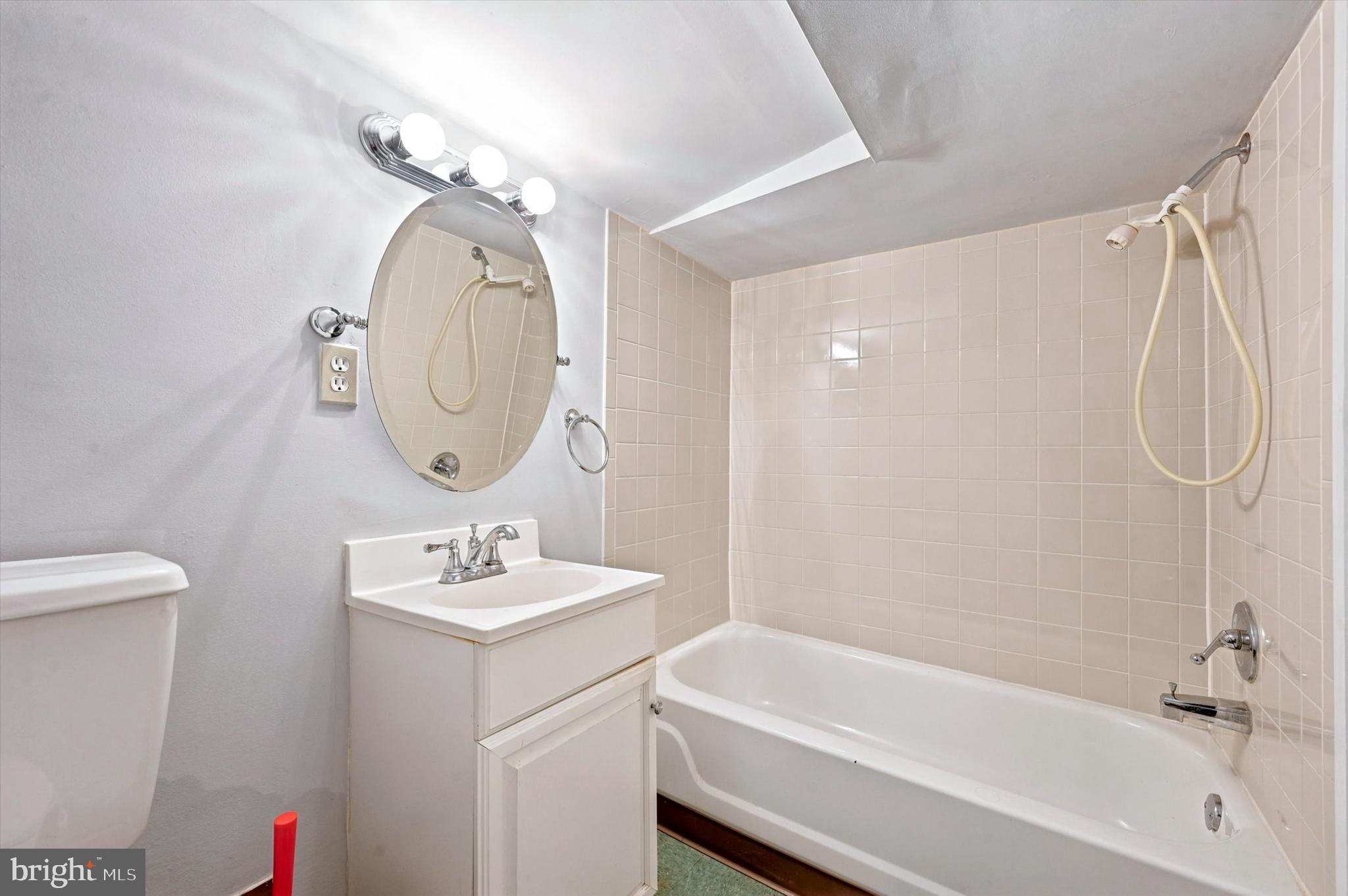 QUEEN VILLAGE - Commercial Sale