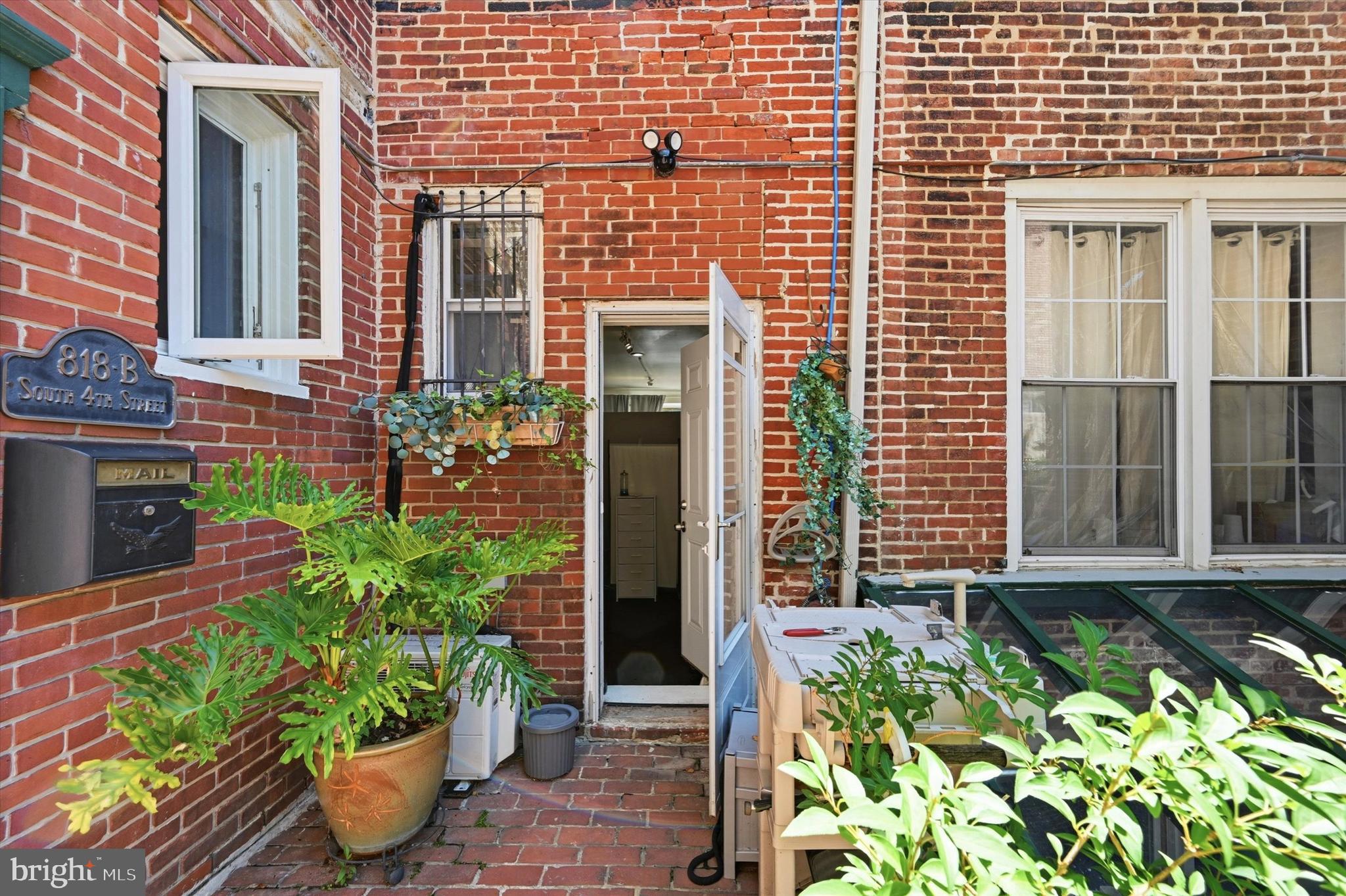 QUEEN VILLAGE - Commercial Sale