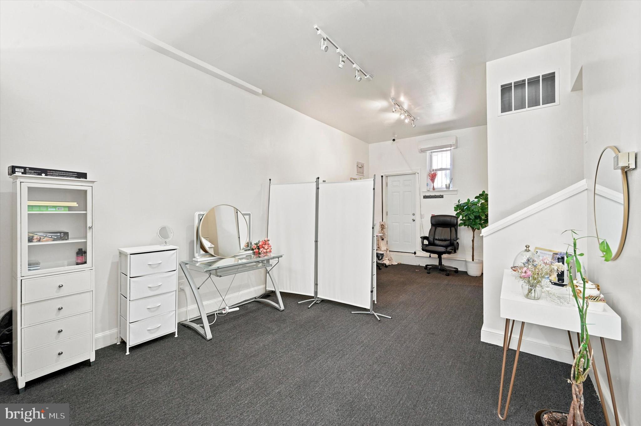 QUEEN VILLAGE - Commercial Sale