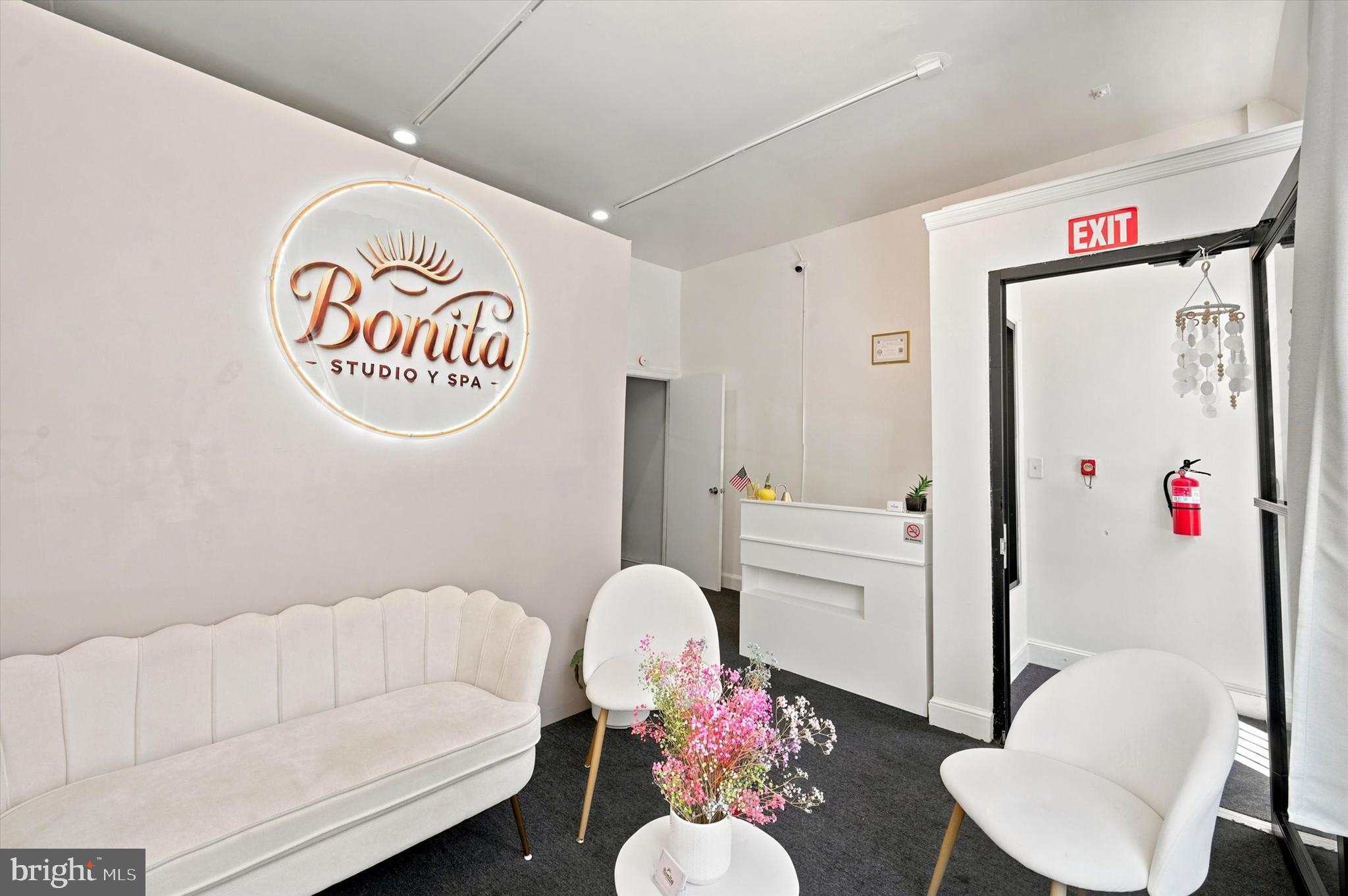 QUEEN VILLAGE - Commercial Sale