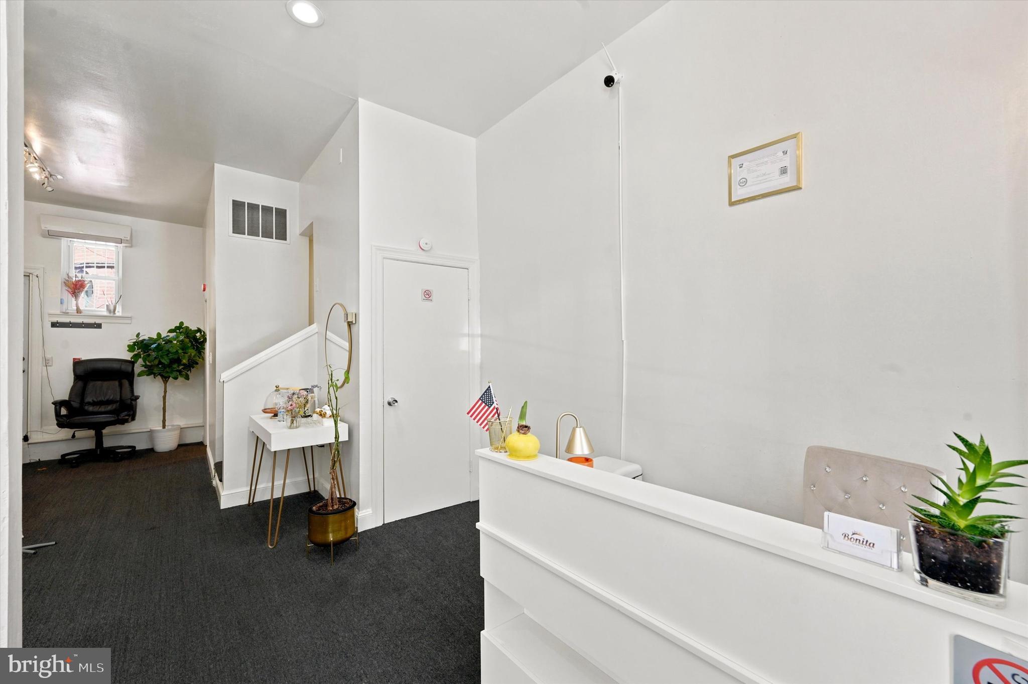QUEEN VILLAGE - Commercial Sale