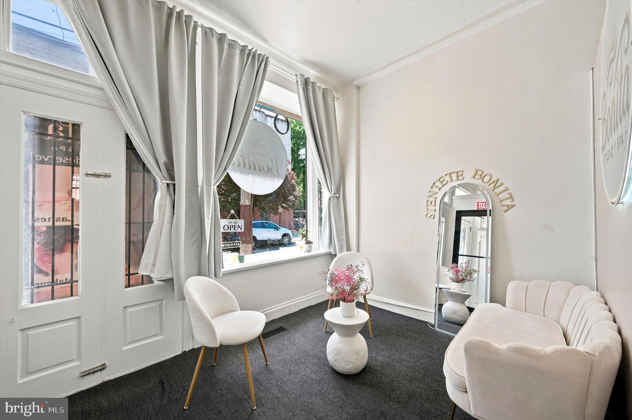 QUEEN VILLAGE - Commercial Sale