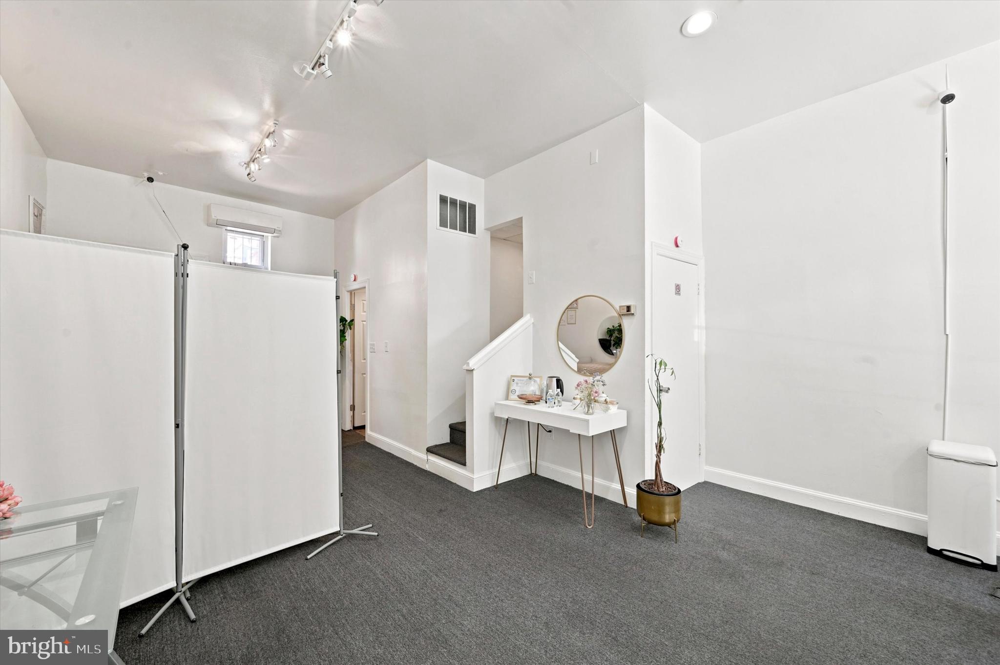 QUEEN VILLAGE - Commercial Sale