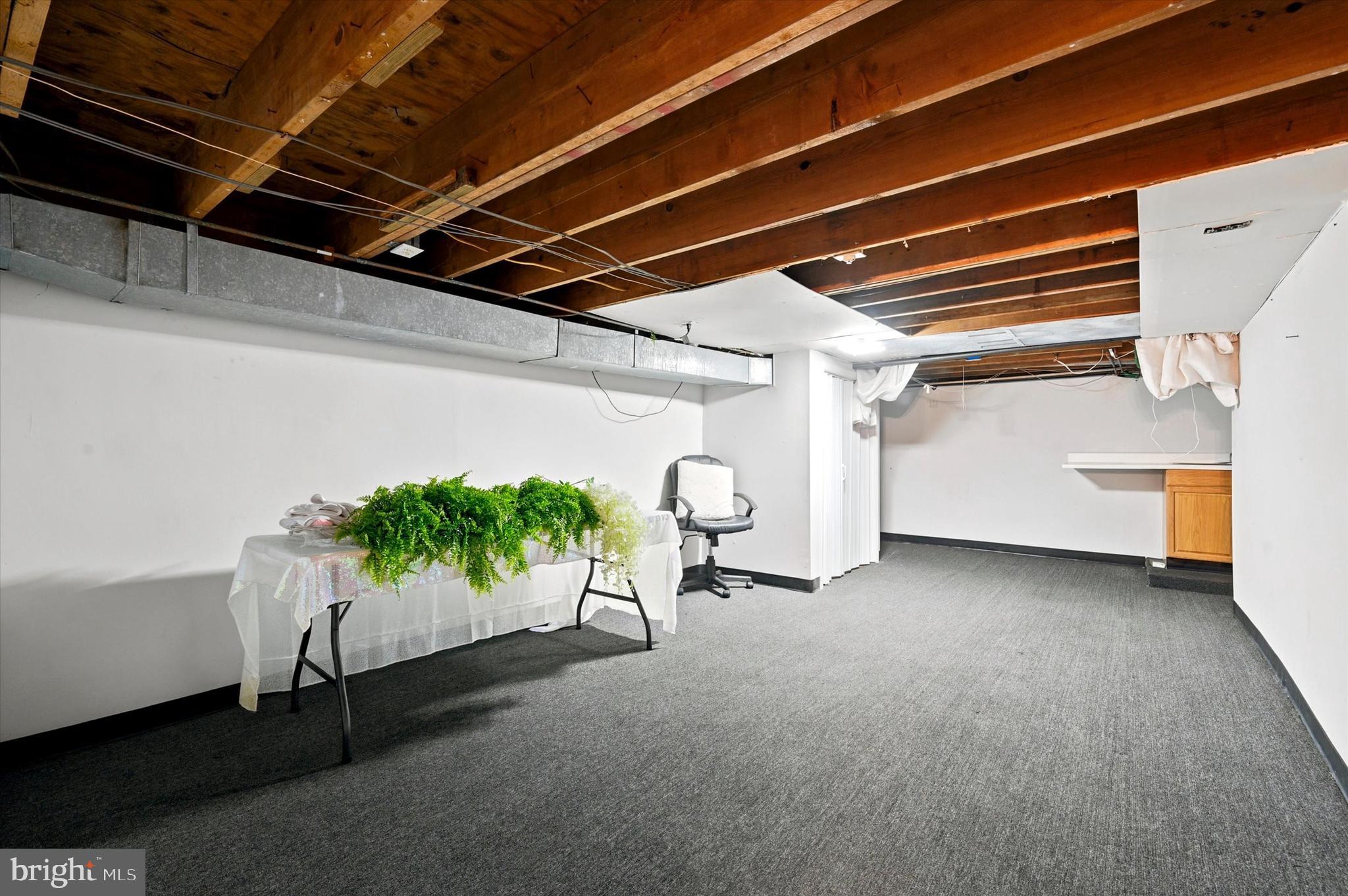 QUEEN VILLAGE - Commercial Sale