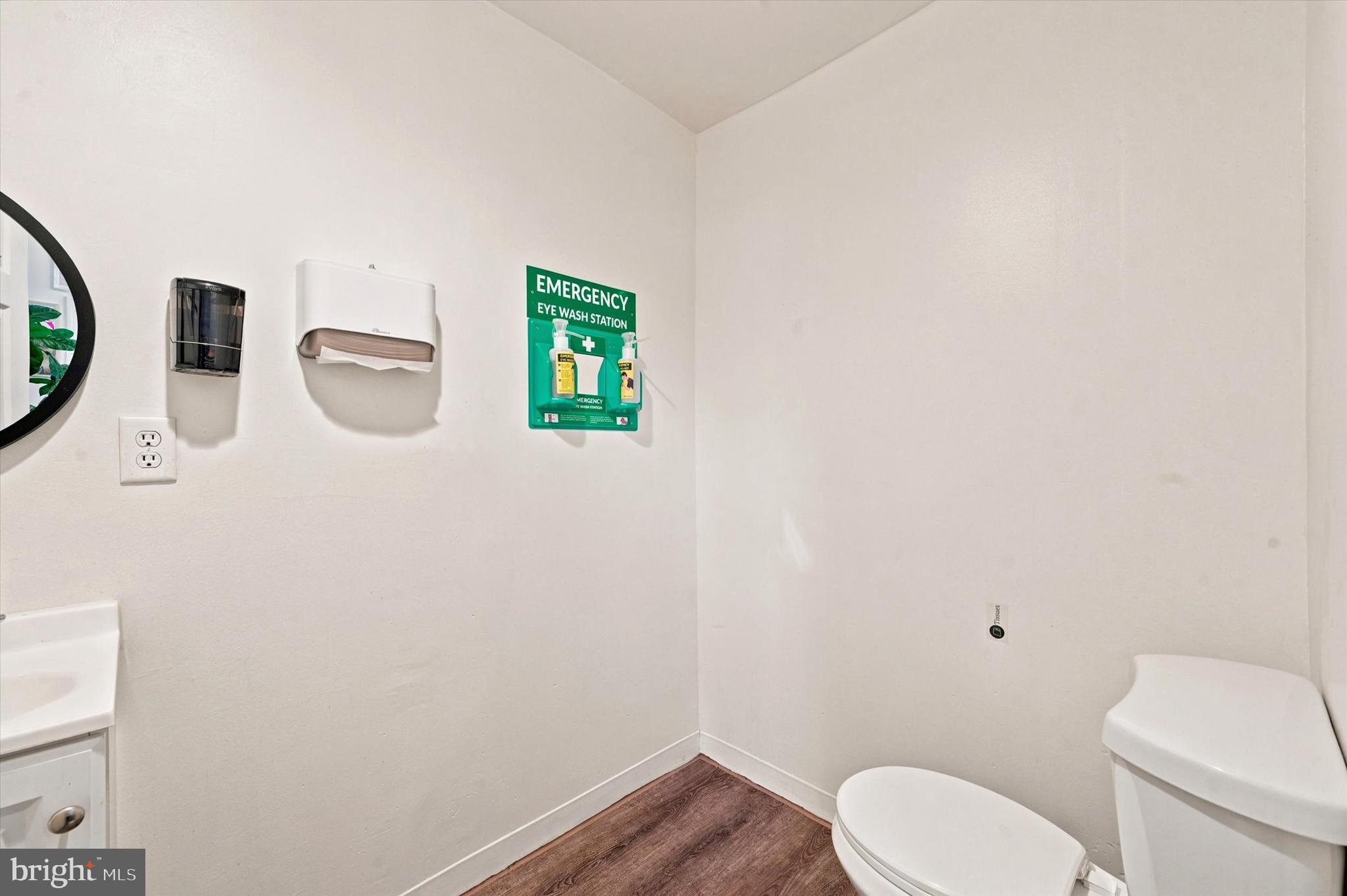 QUEEN VILLAGE - Commercial Sale