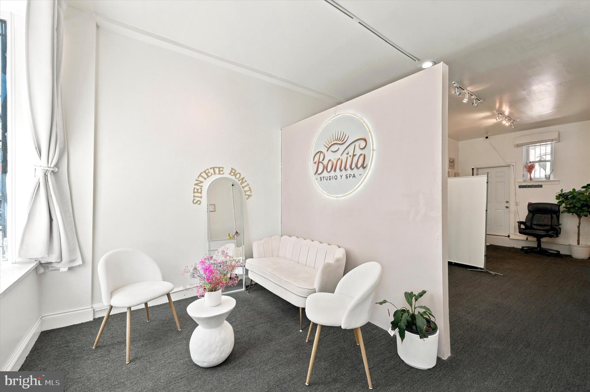 QUEEN VILLAGE - Commercial Sale