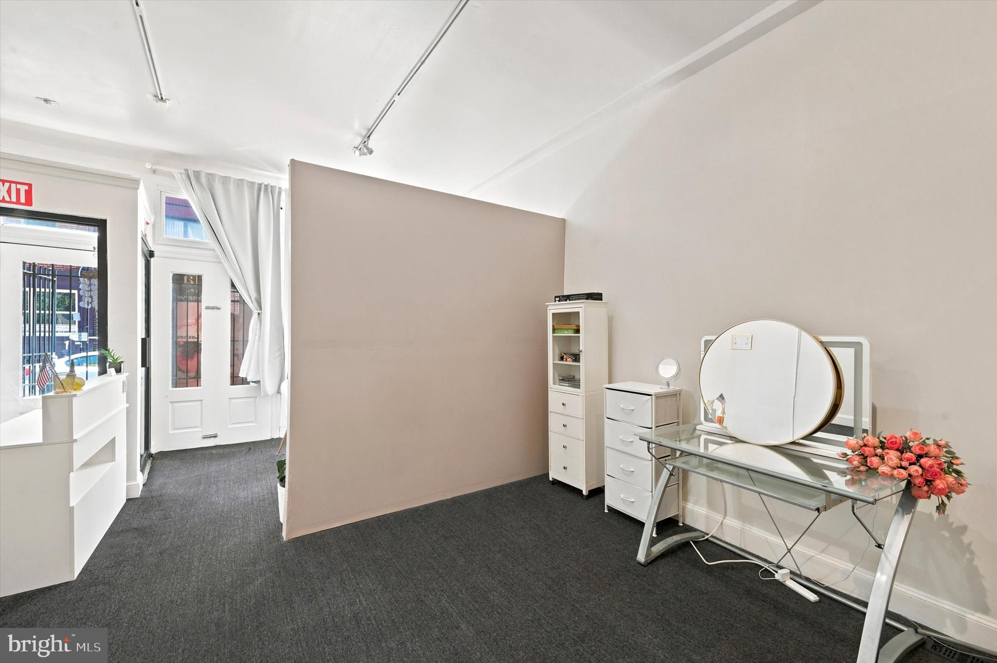 QUEEN VILLAGE - Commercial Sale