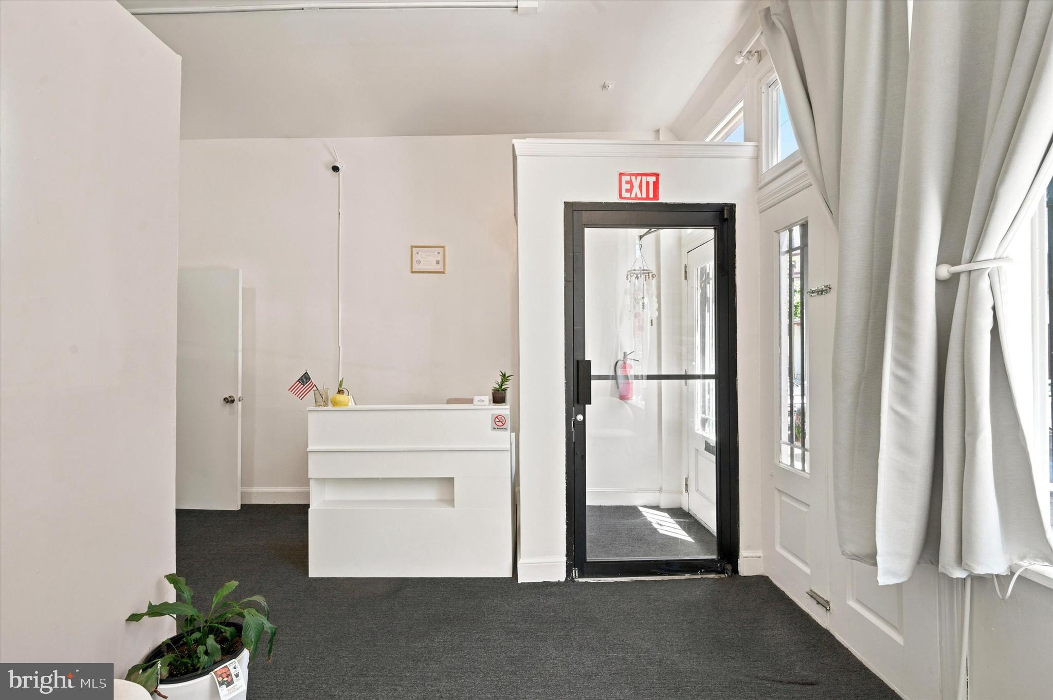 QUEEN VILLAGE - Commercial Sale