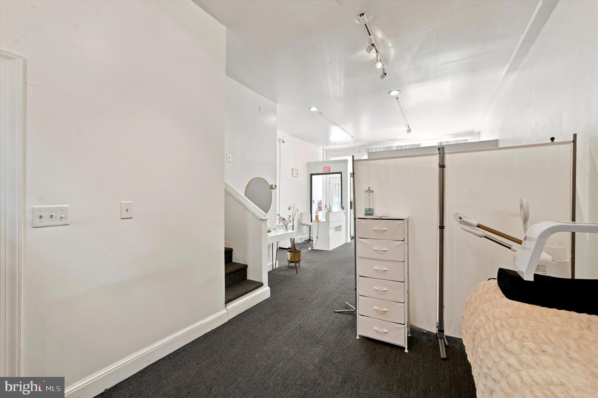 QUEEN VILLAGE - Commercial Sale