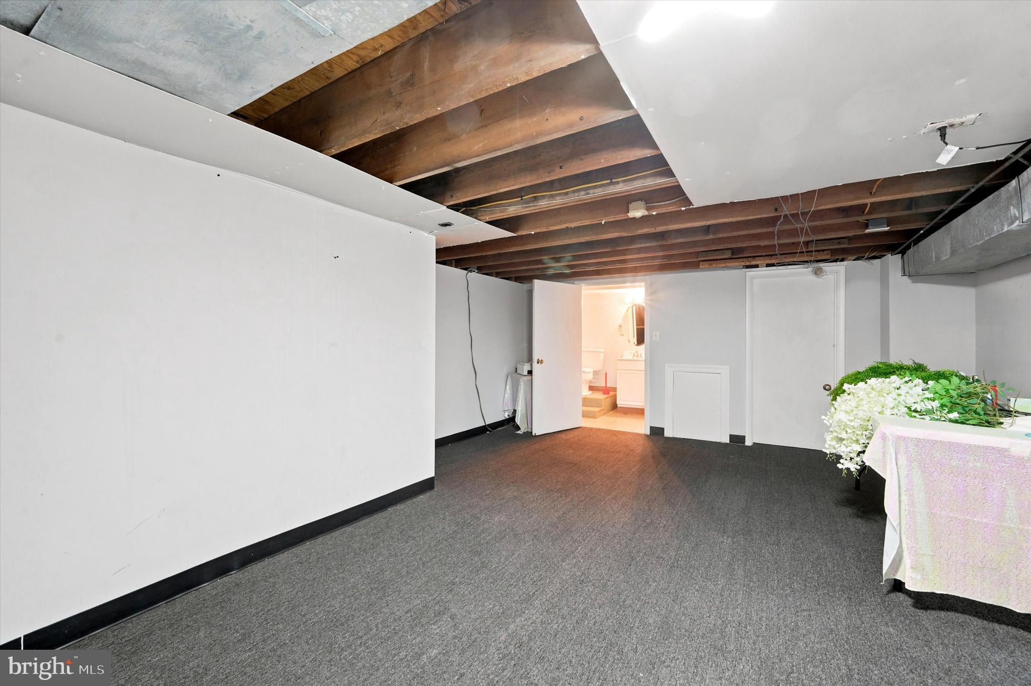 QUEEN VILLAGE - Commercial Sale