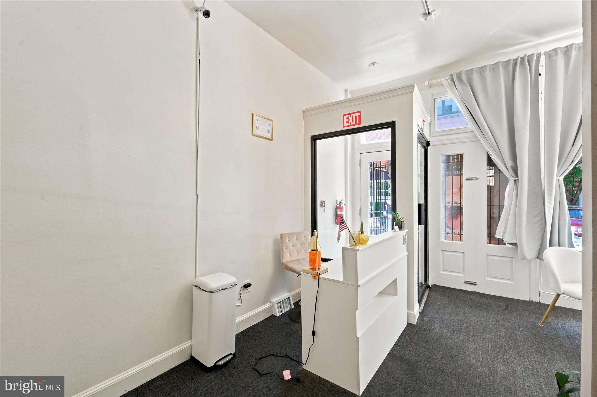 QUEEN VILLAGE - Commercial Sale