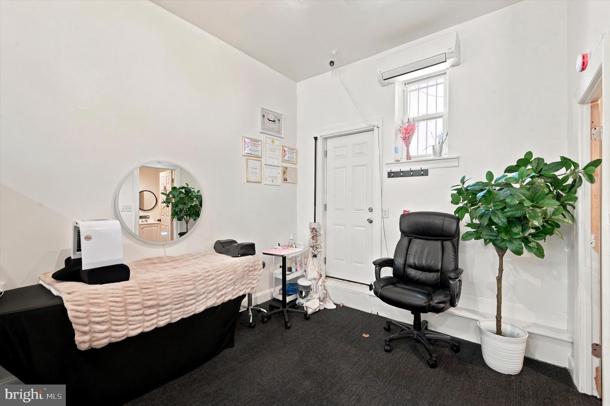 QUEEN VILLAGE - Commercial Sale