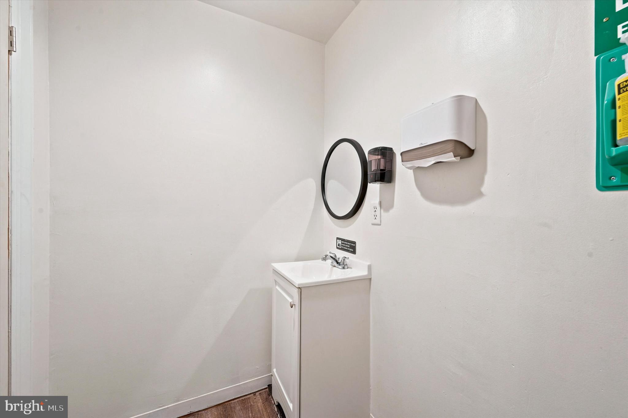 QUEEN VILLAGE - Commercial Sale
