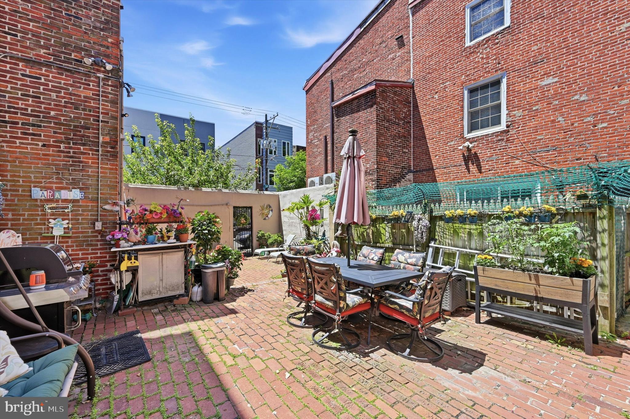QUEEN VILLAGE - Commercial Sale