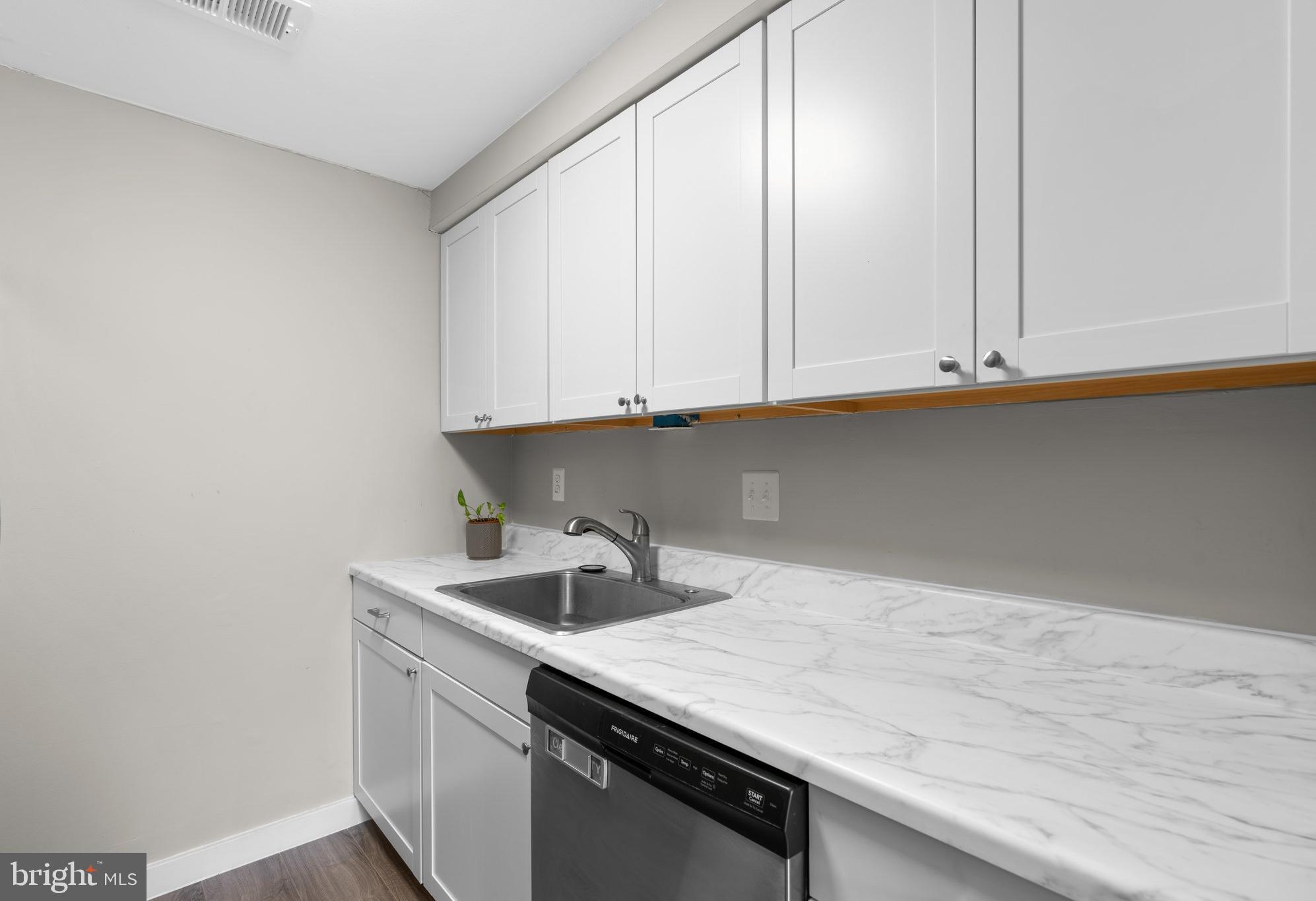 WOODSIDE SQUARE - Residential