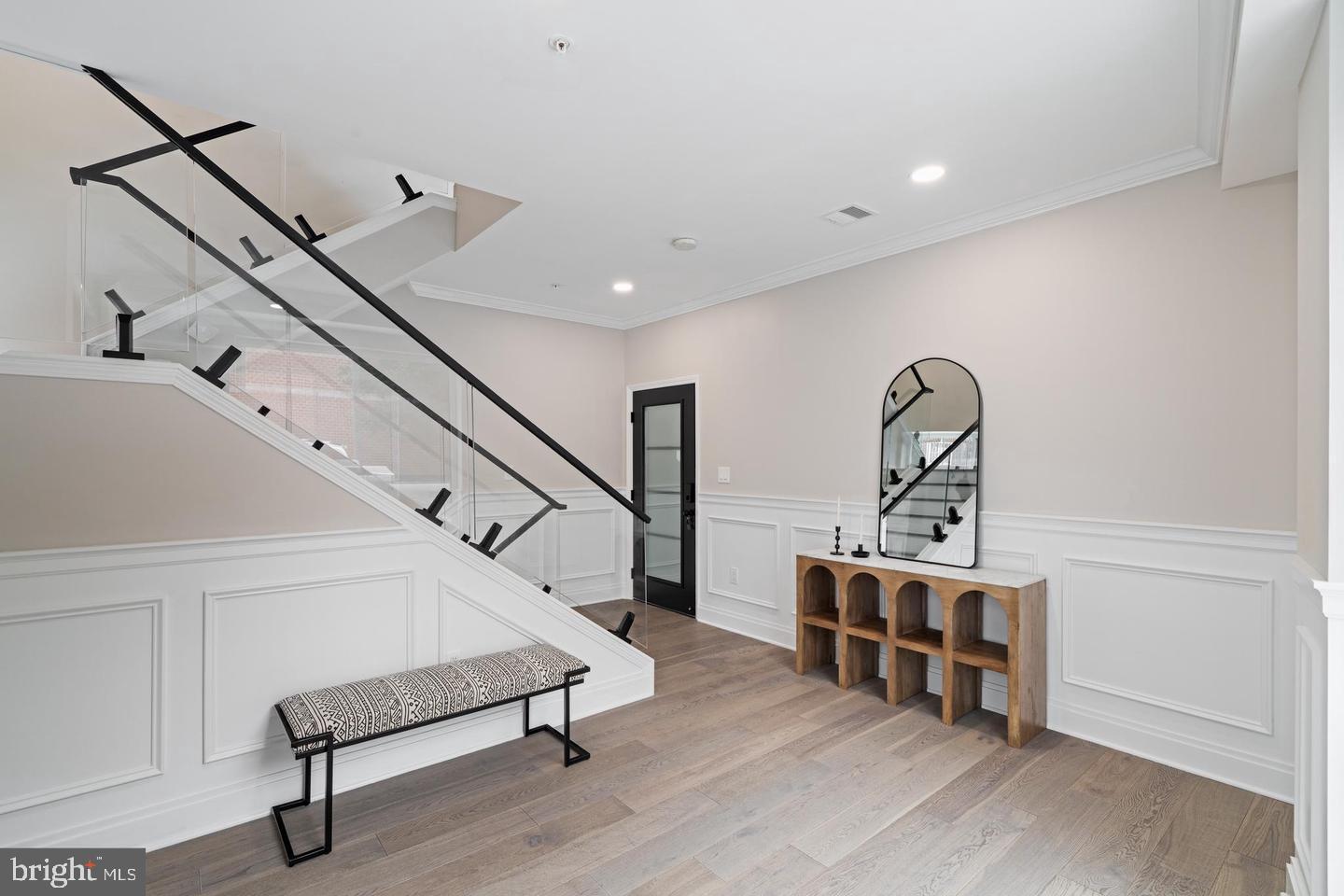 QUEEN VILLAGE - Residential