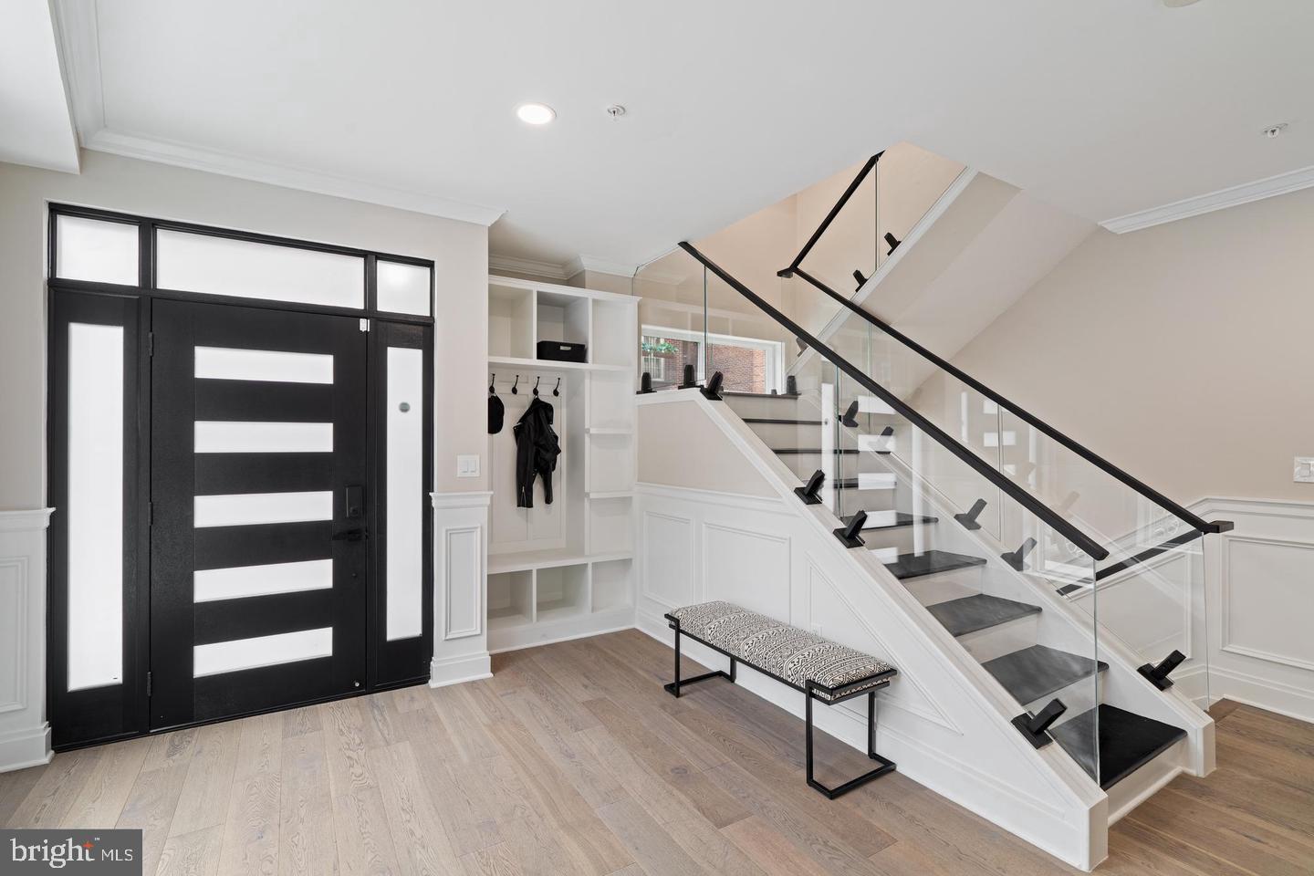 QUEEN VILLAGE - Residential