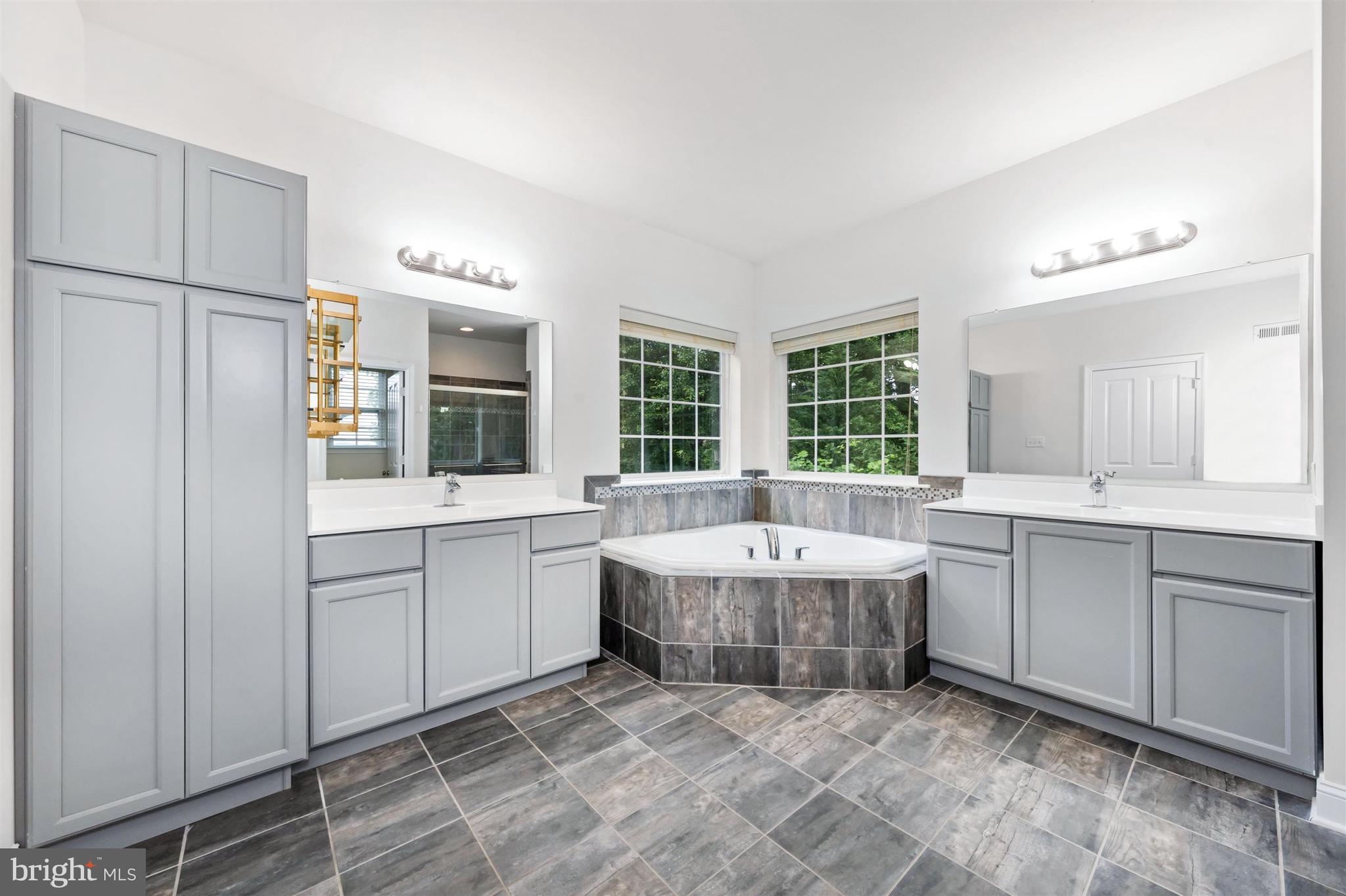WESTHAMPTON - Residential