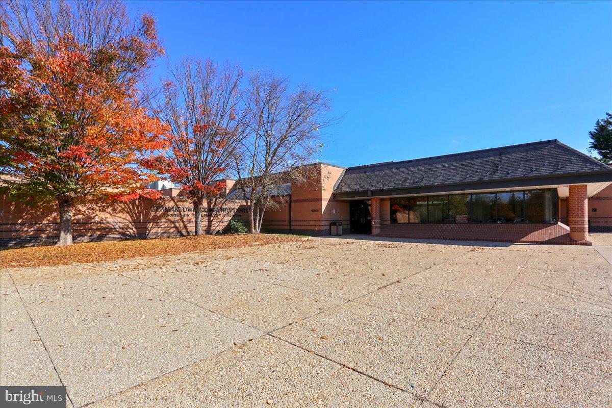 VILL AT MANCHESTER FARMS - Residential