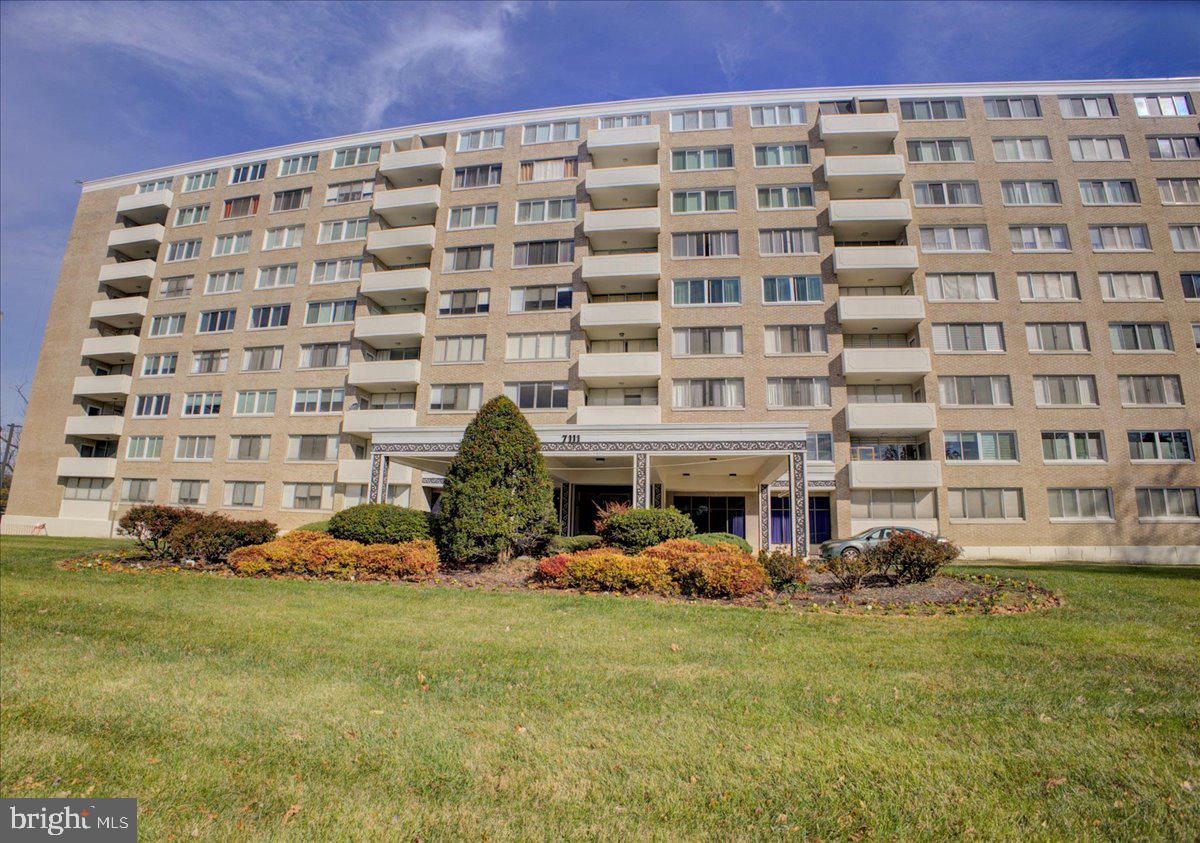 ENTER THIS   AMAZING3BR  END 3 UNIT  WHICH HAS ONE ASSIGNED PARKING SPACE!!! OTHER PARKING   BACK OF  BUILDING -24 HOUR FRONT DESK SERVICE  WITH LOCKED FRONT DOOR ENTRANCE .
THIS UNIT HAS  WASHER AND DRYER IN  SPACIOUS ENTRY FOYER,ALSO HAS A UTILITY CLOSET IN HALL WAY TO PRIVATE  BEDROOMS  ,  MAIN BEDROOM HAS PRIVATE BATHROOM AND 2ND BATHROOM IN HALL WAY.
EAT IN KITCHEN , SEPERATE DR AND LIVING ROOM  AMAZING VIEW FROM SPACIOUS BALCONY,  BUILDING  ON  PUBLIC BUS LINE  - WITHIN WALKING DISTANCE TO SHOPPING.